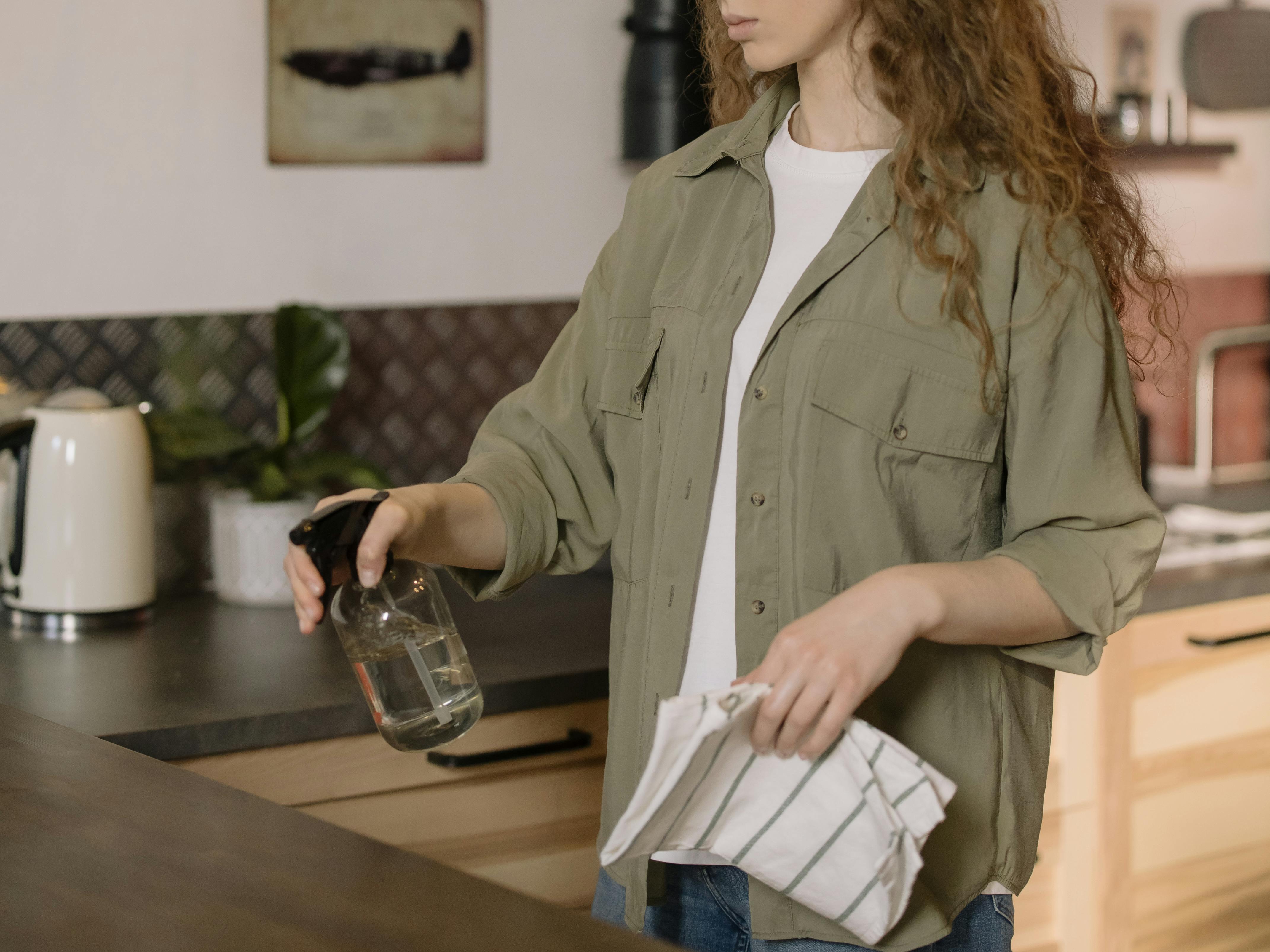 Frau putzt die Küchentheke | Quelle: Pexels