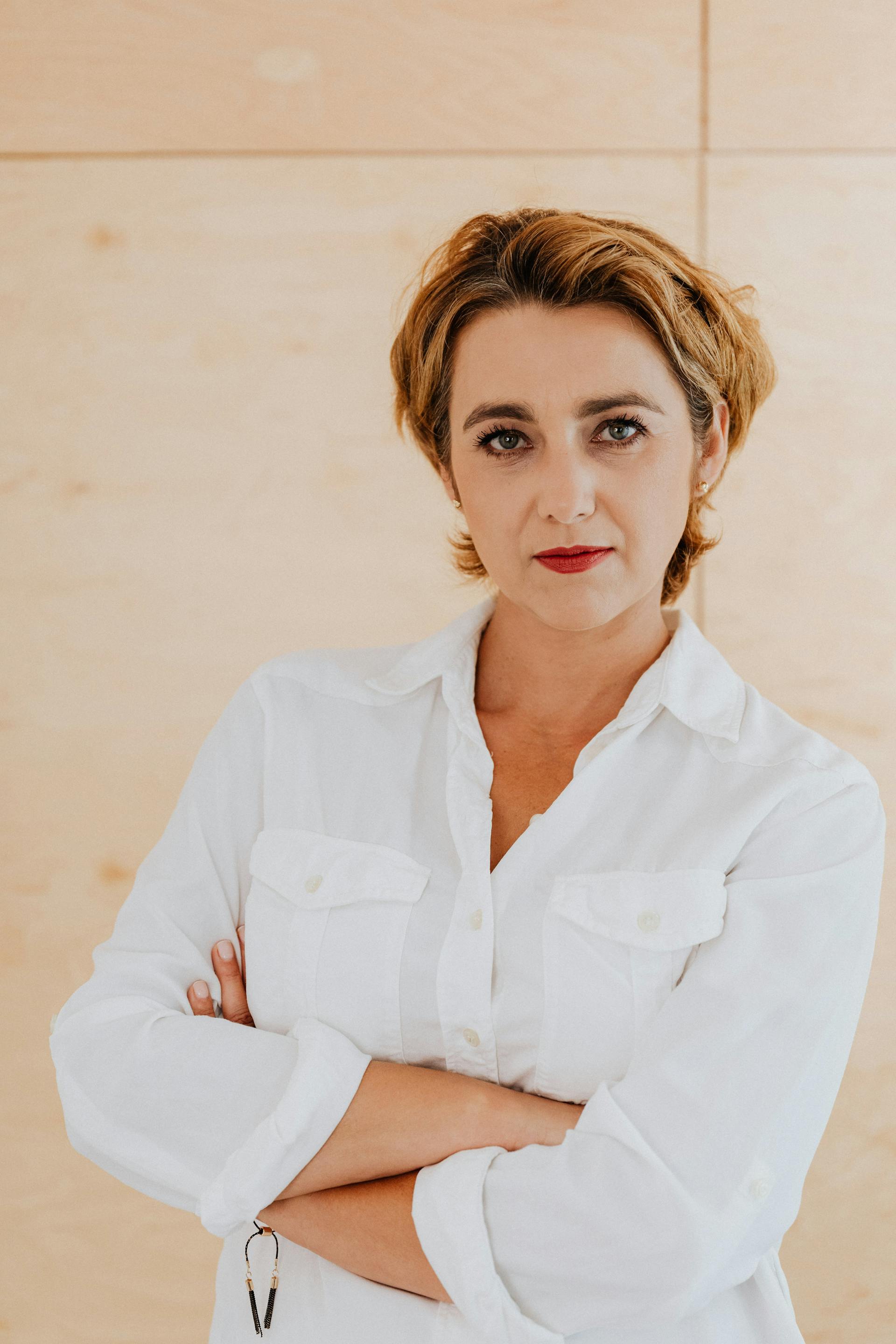 Eine Frau, die mit verschränkten Armen steht | Quelle: Pexels