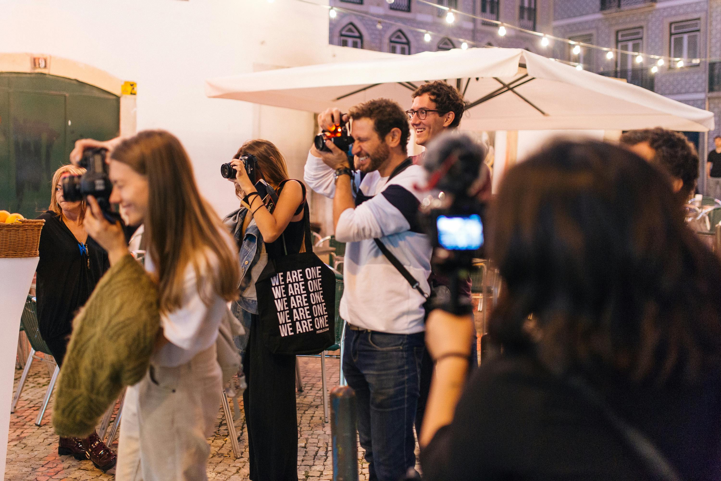 Menschen beim Filmen | Quelle: Pexels