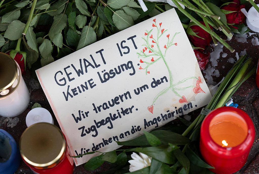 6. Februar 2026, Saarland, Homburg: Kerzen, Blumen und eine handgeschriebene Gedenktafel am Bahnhof Homburg erinnern an den Tod des Bahnmitarbeiters Serkan C. | Quelle: Getty Images