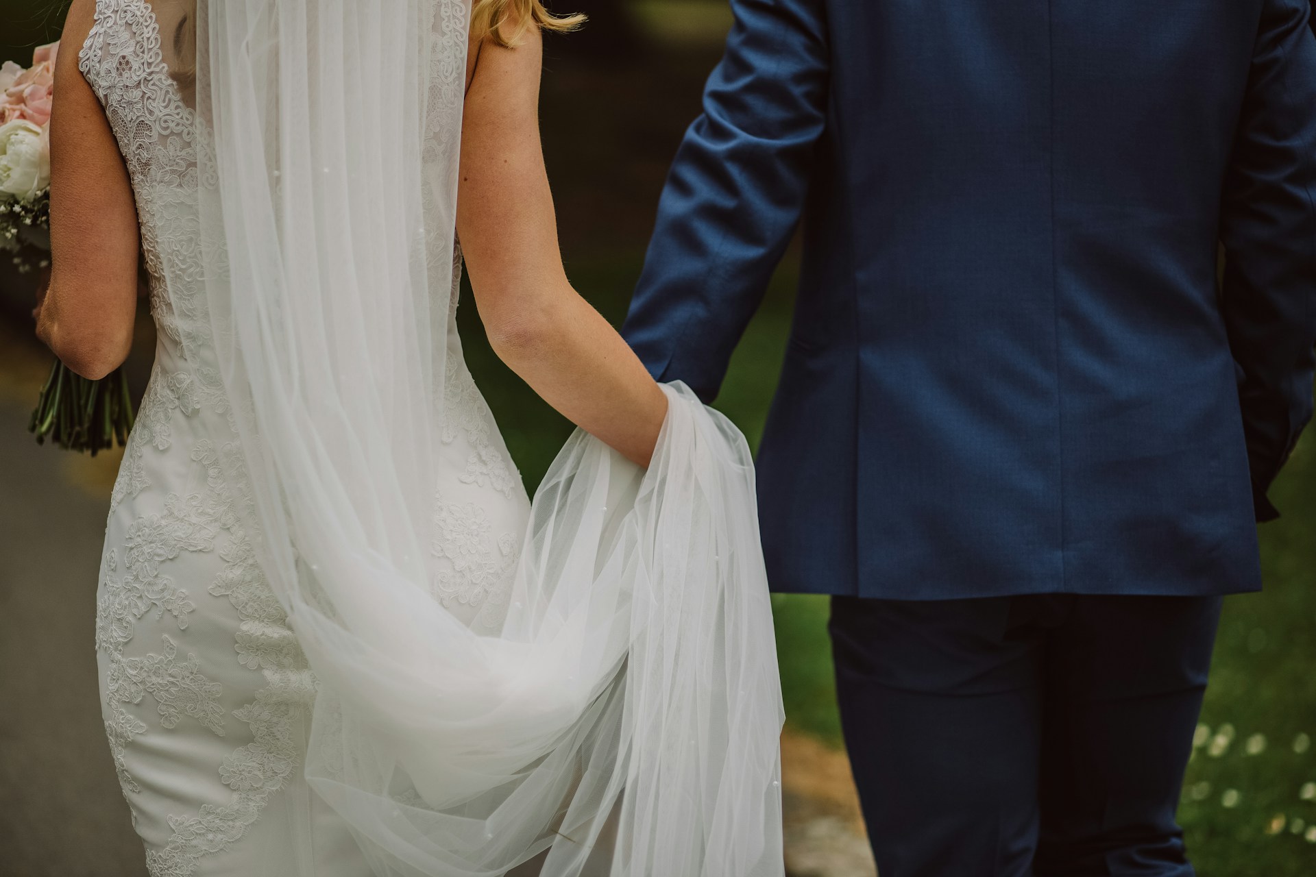Eine Braut und ein Bräutigam | Quelle: Unsplash
