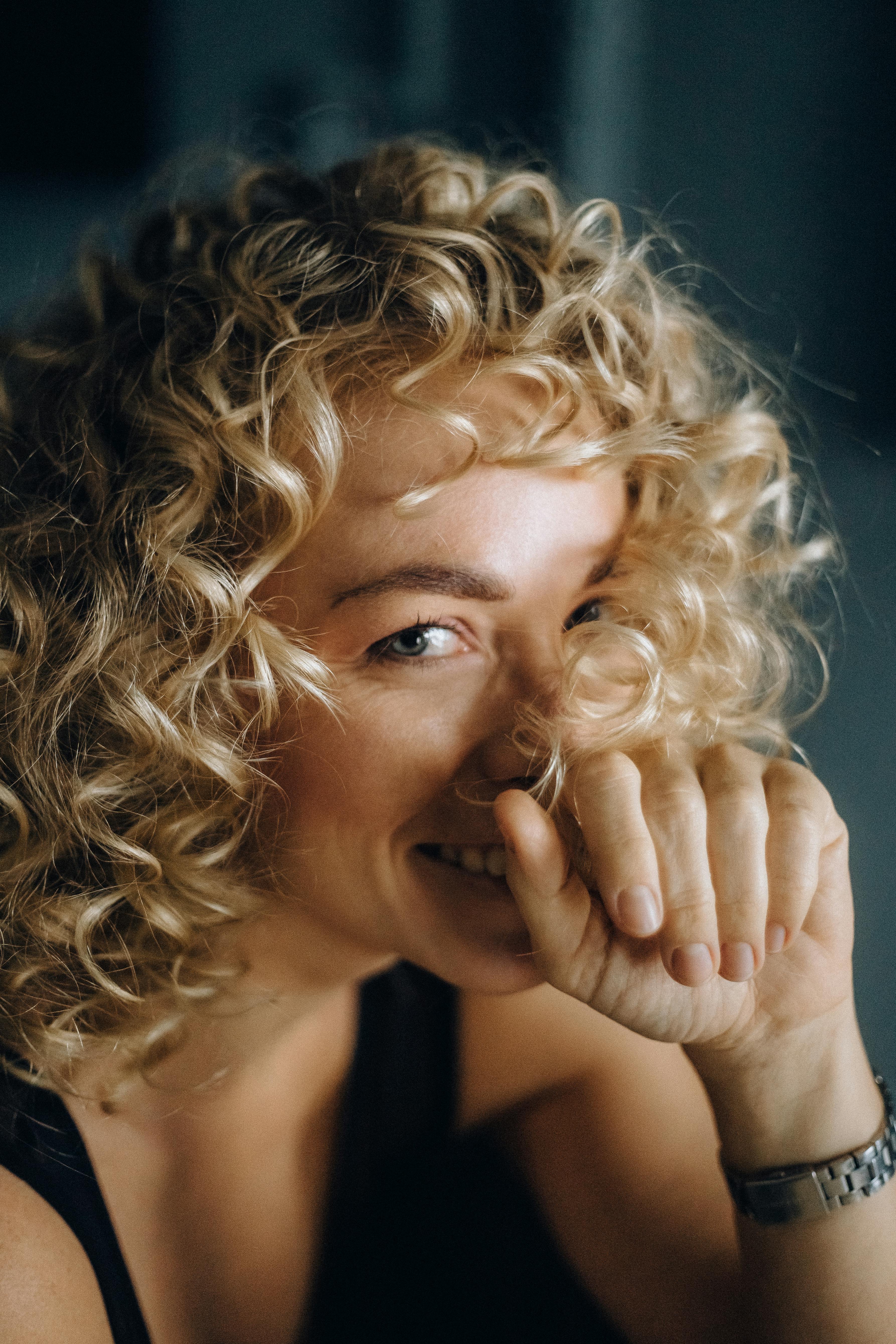 Eine amüsierte Frau mit ihrer Hand im Gesicht | Quelle: Pexels