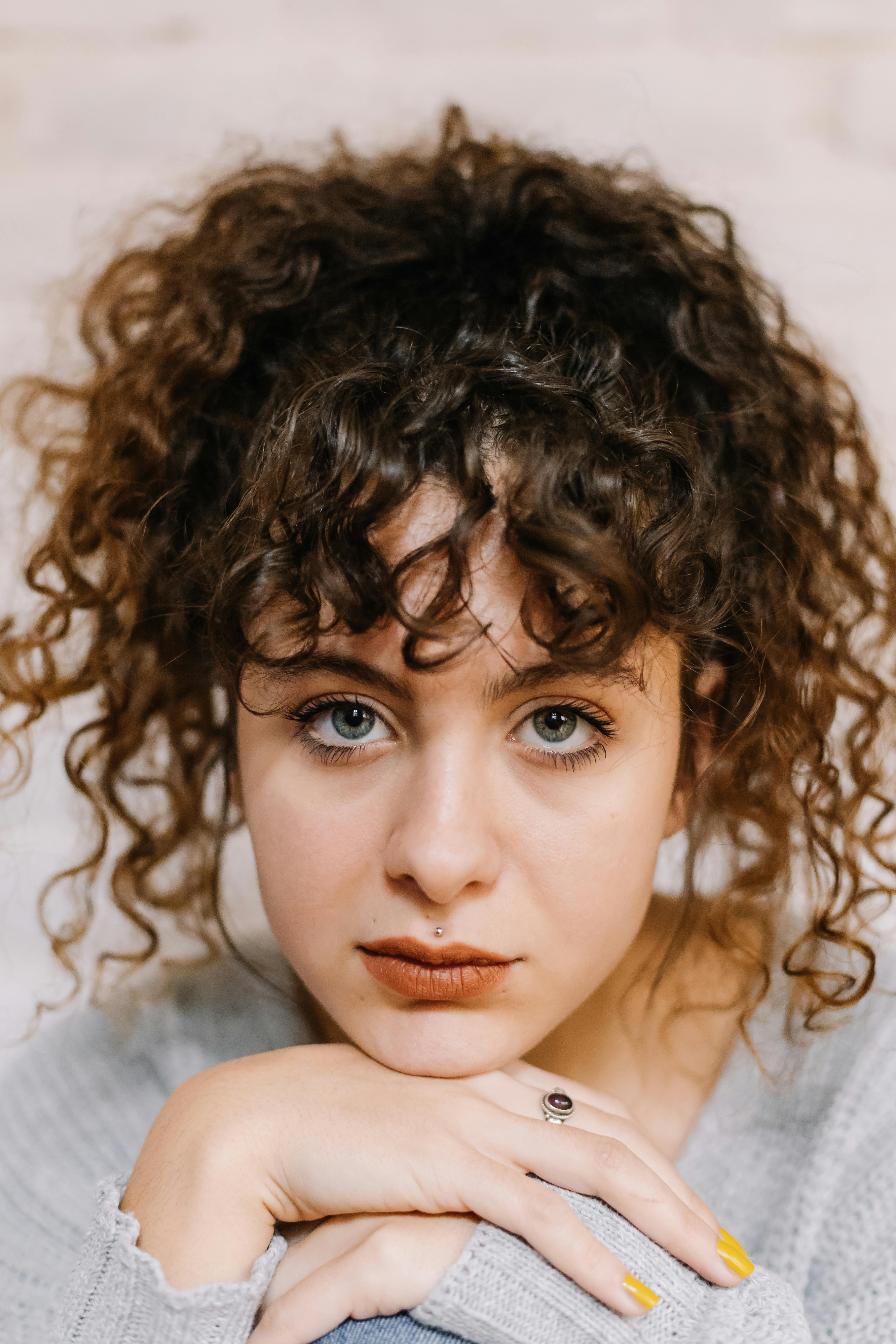 Eine Frau mit einem verwegenen Blick in den Augen | Quelle: Pexels