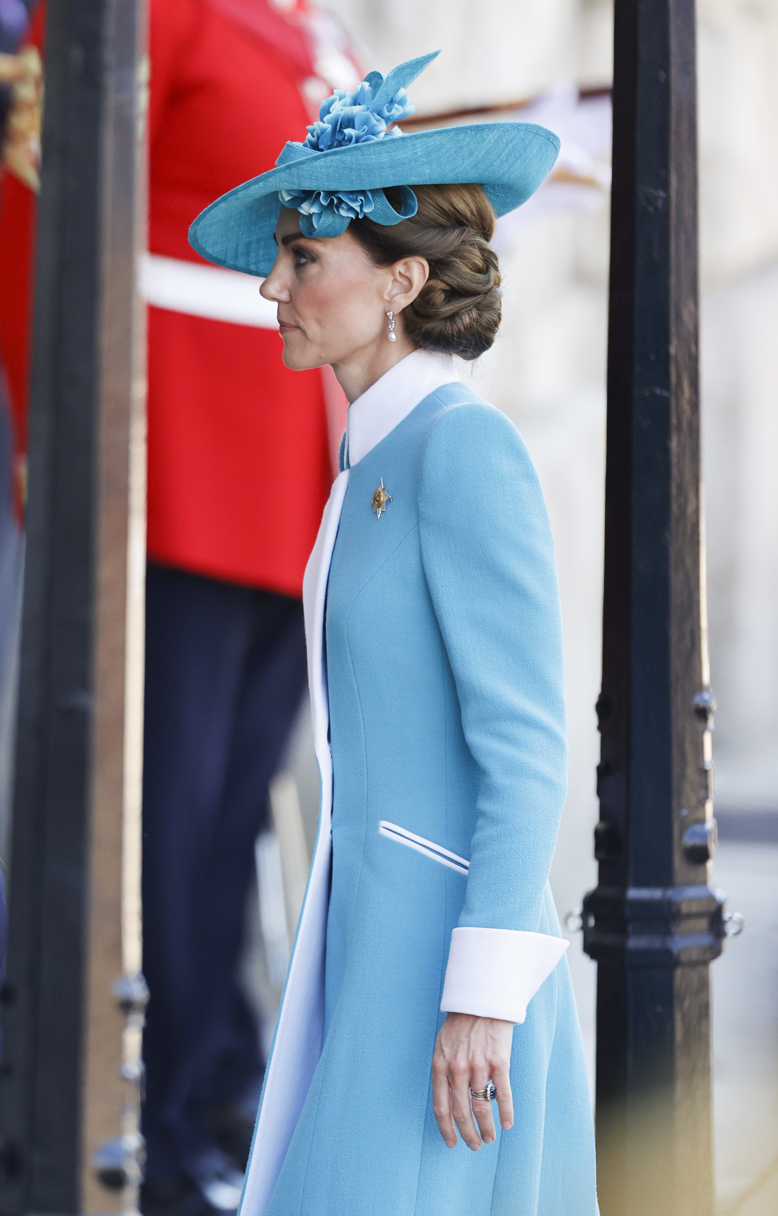 Aus einem anmutigen Seitenwinkel betrachtet, zeigt Prinzessin Catherine ihre elegante 2025 Trooping the Colour-Kleidung - einen strukturierten, blaugrünen Mantel mit strahlend weißen Details an Kragen und Manschetten.