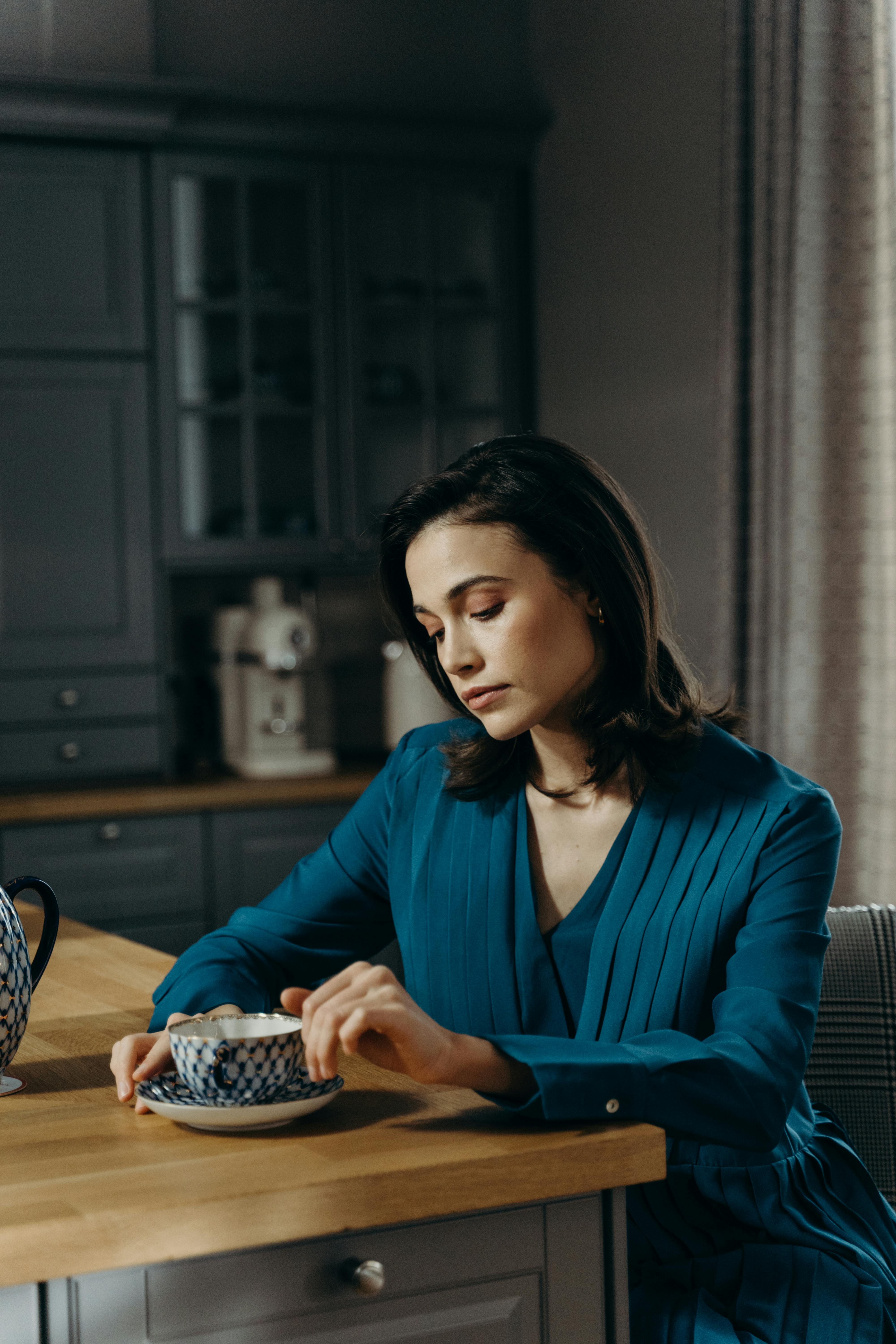 Eine unbeholfene Frau, die sitzt | Quelle: Pexels