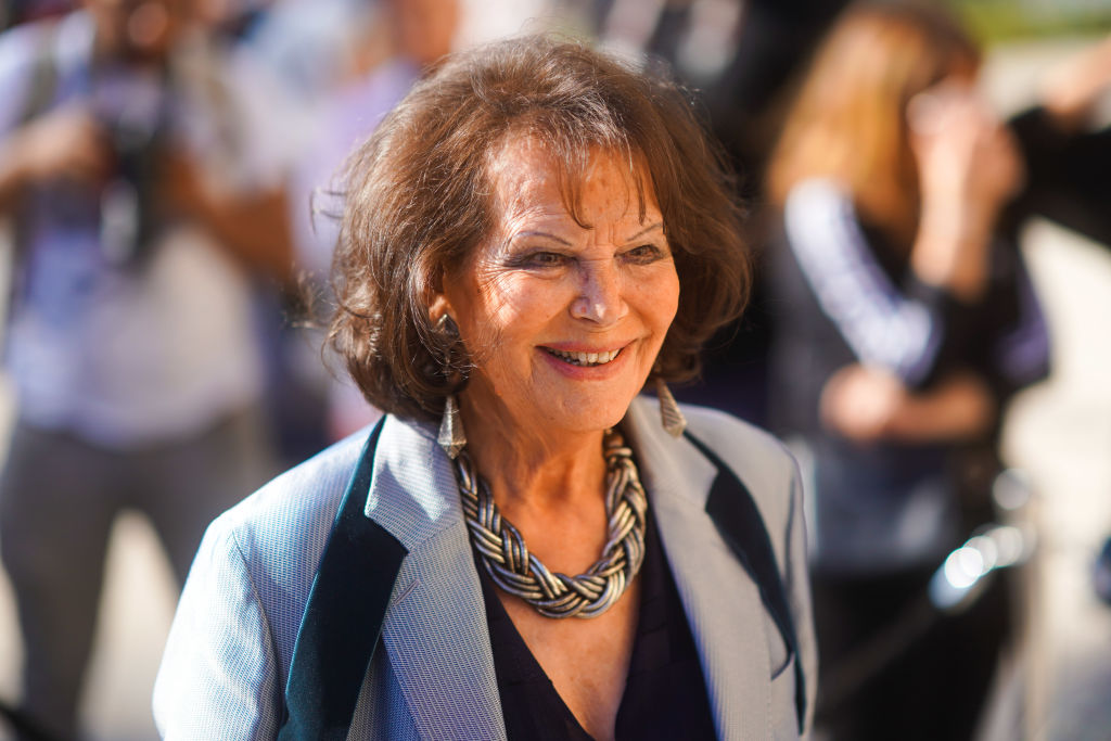 Claudia Cardinale wird vor Armani während der Paris Fashion Week Haute Couture Herbst/Winter 2019/20 am 02. Juli 2019 in Paris, Frankreich, gesehen. | Quelle: Getty Images