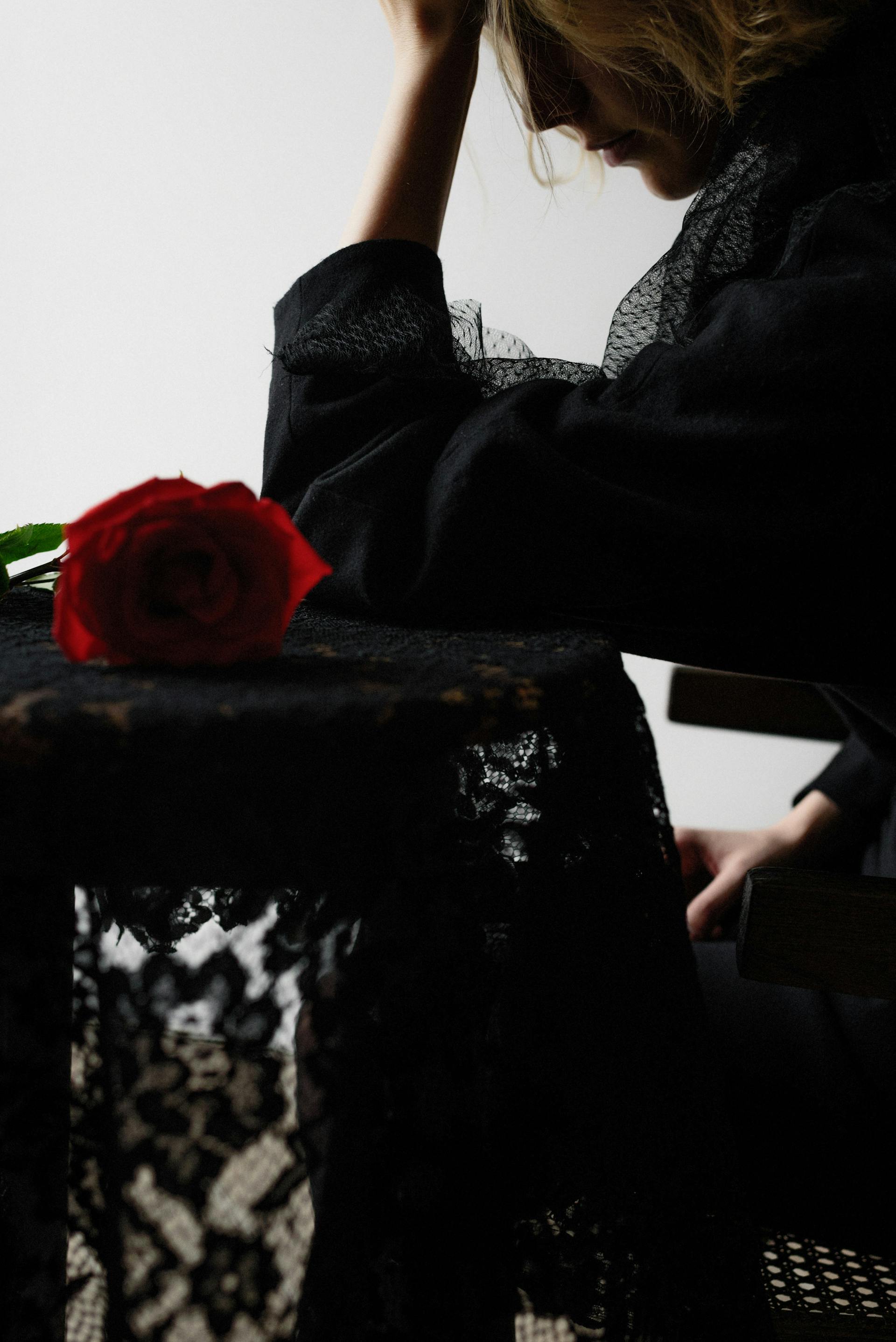 Eine trauernde Frau in einem schwarzen Kleid | Quelle: Pexels
