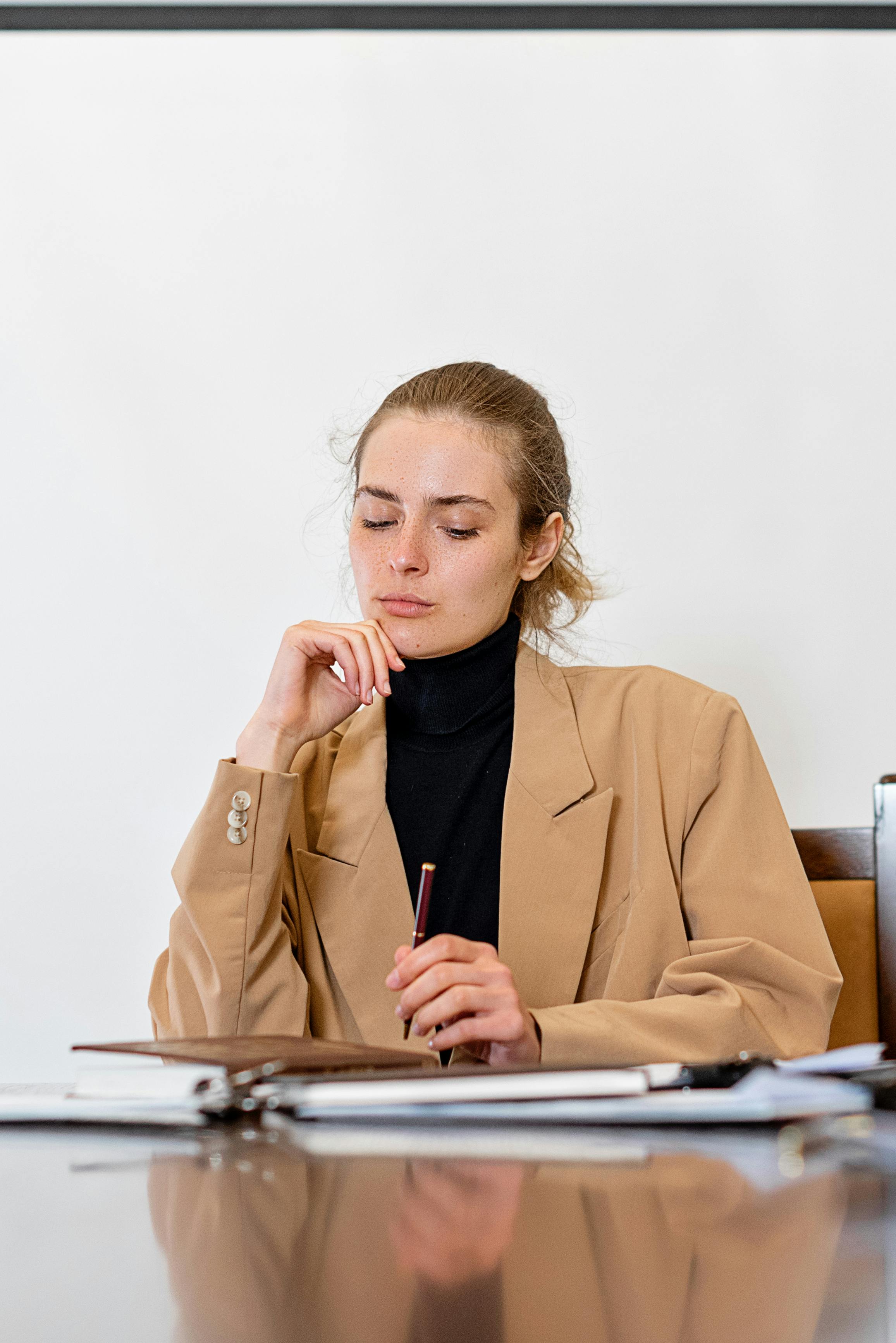 Eine Frau, die denkt | Quelle: Pexels
