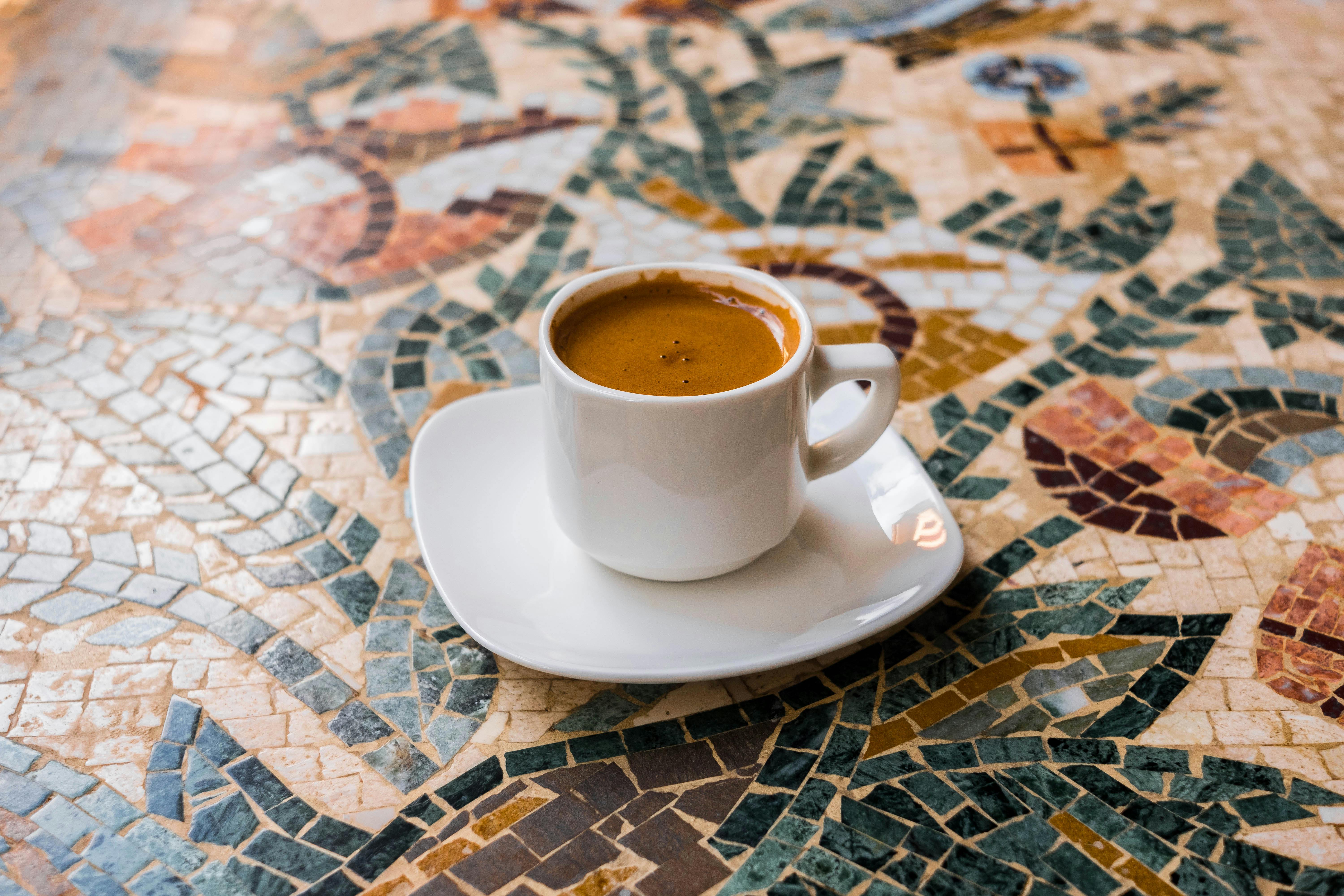 Eine Tasse Kaffee auf einem Tisch | Quelle: Pexels