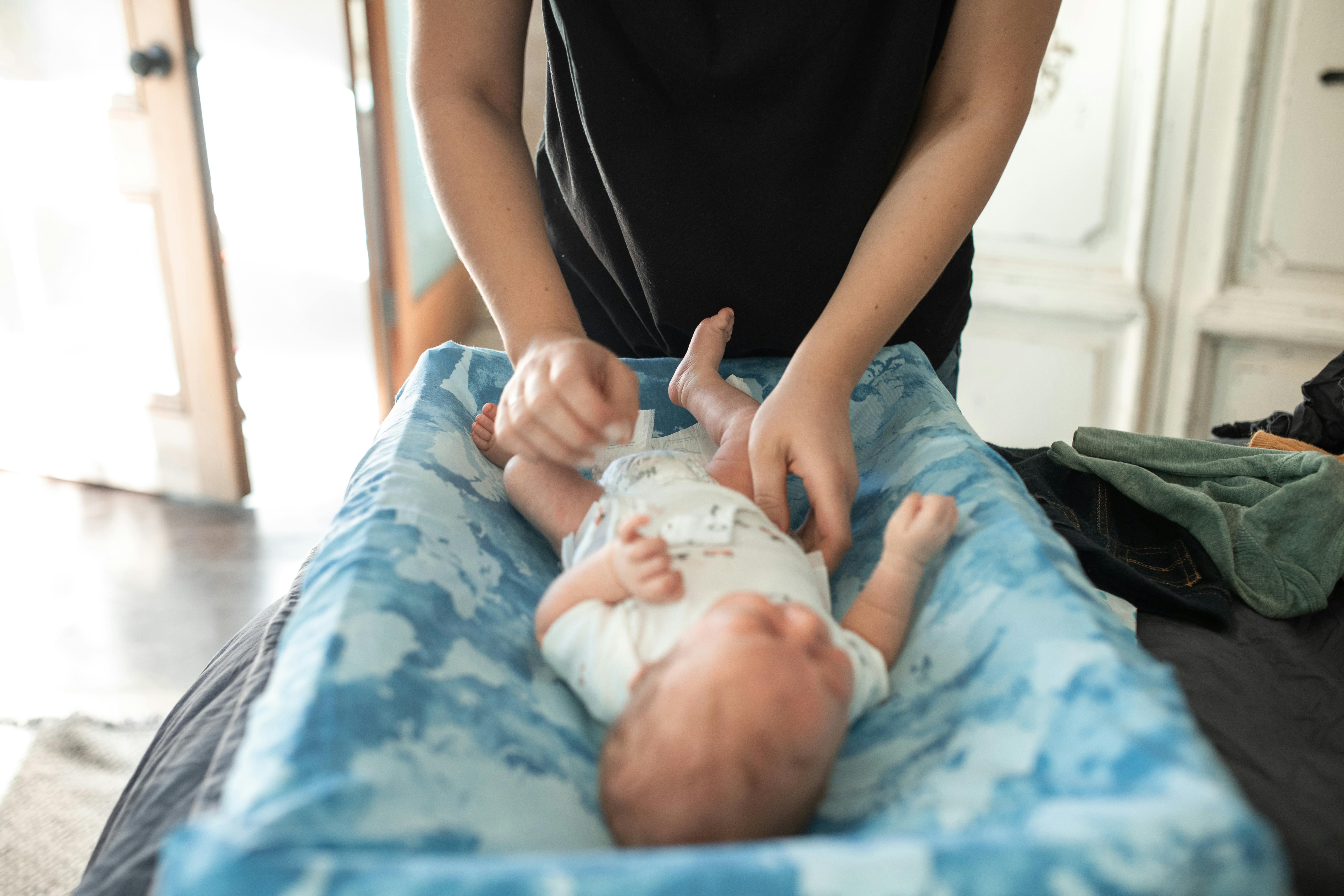 Eine Person hält ein Baby | Quelle: Pexels
