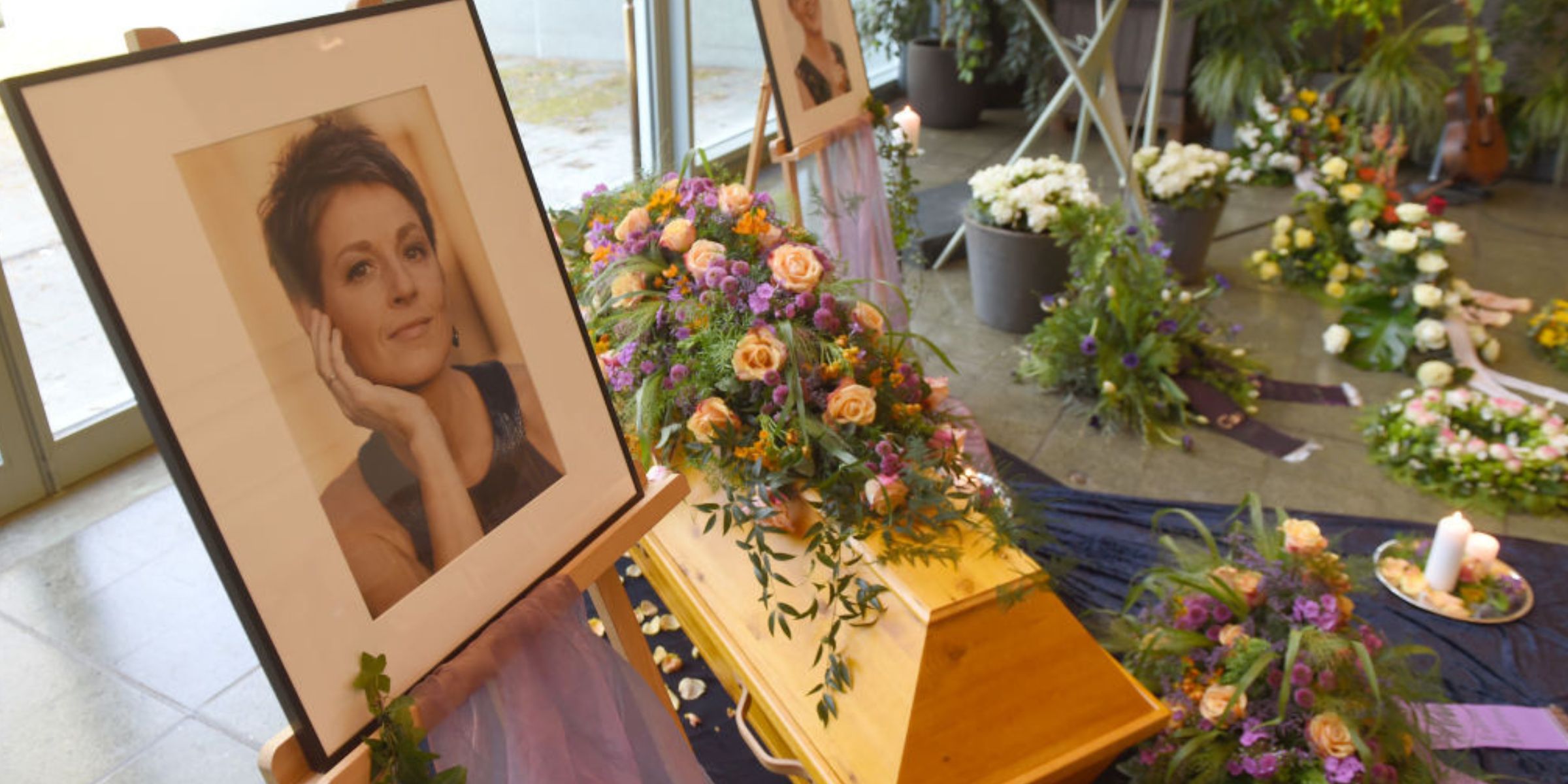 Der Sarg und Porträts der deutschen Schauspielerin Hendrikje Fitz | Quelle: Getty Images