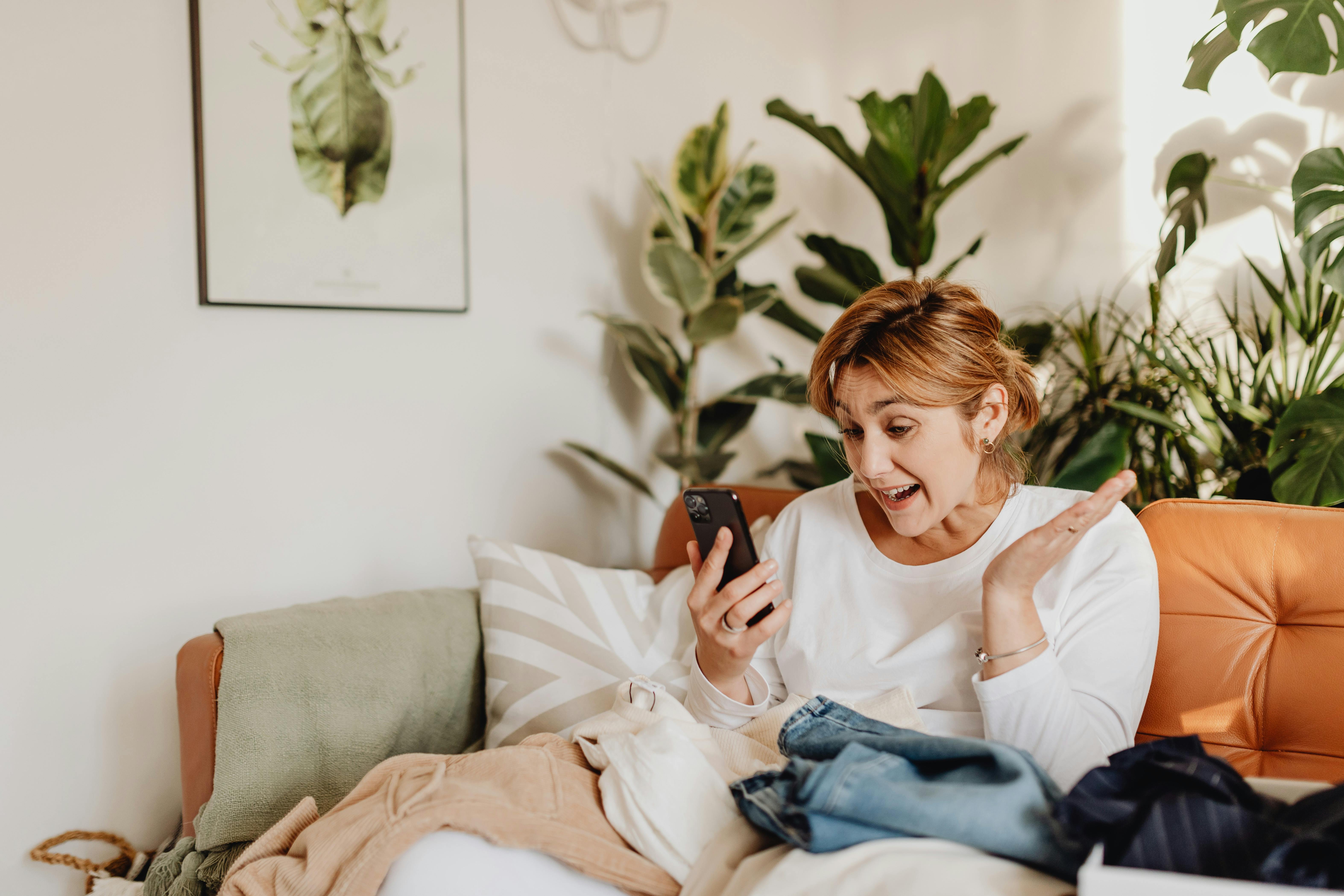 Eine aufgeregte Frau schaut auf ihr Telefon | Quelle: Pexels