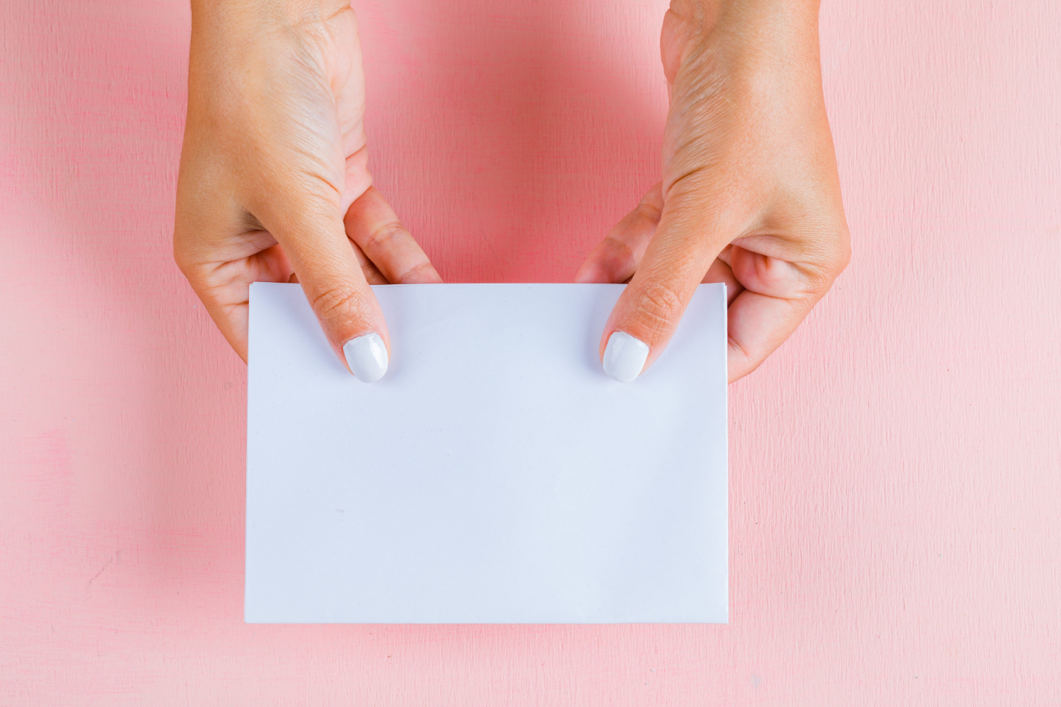 Eine Frau hält ein Blatt Papier | Quelle: Freepik