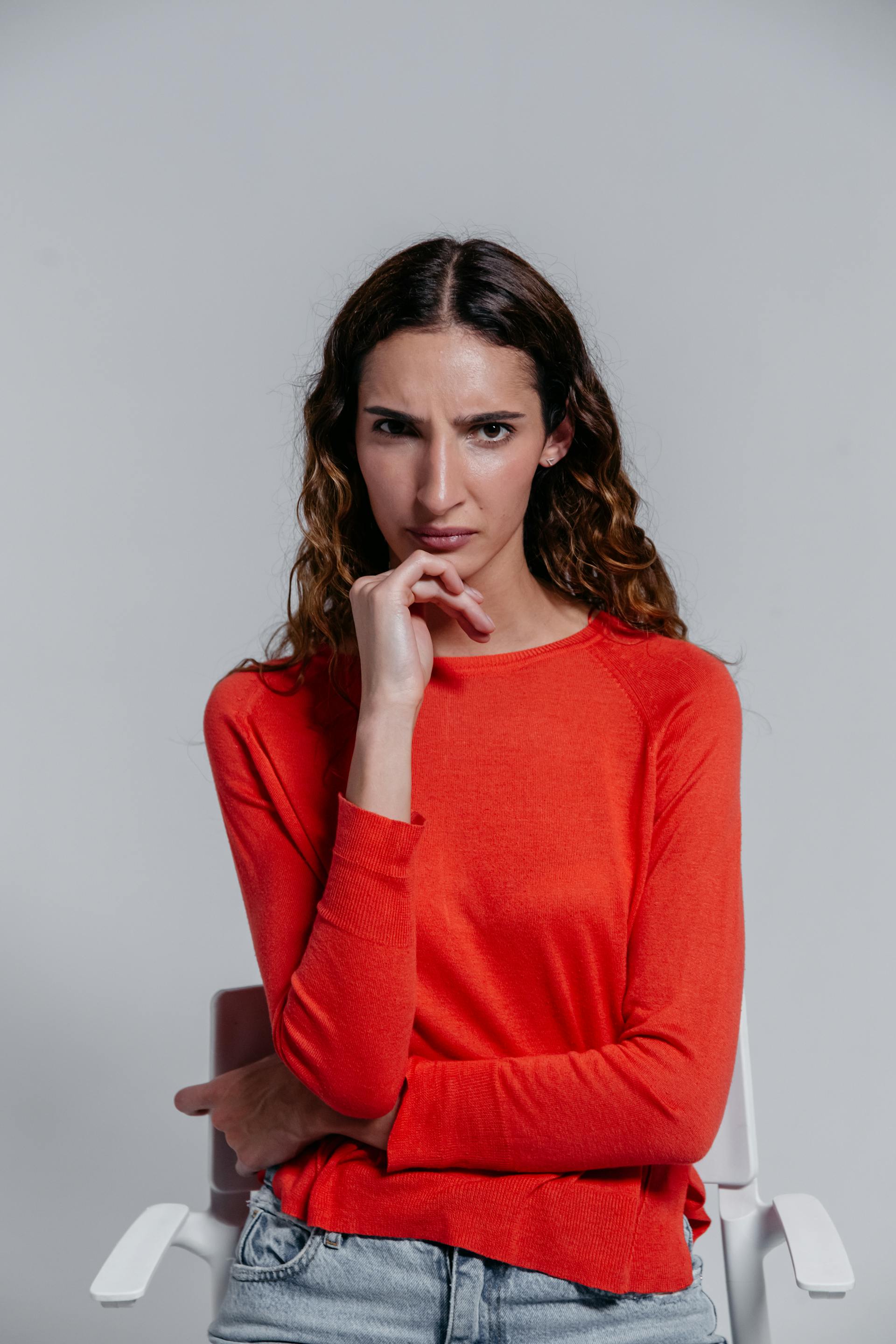 Eine verärgert aussehende Frau | Quelle: Pexels