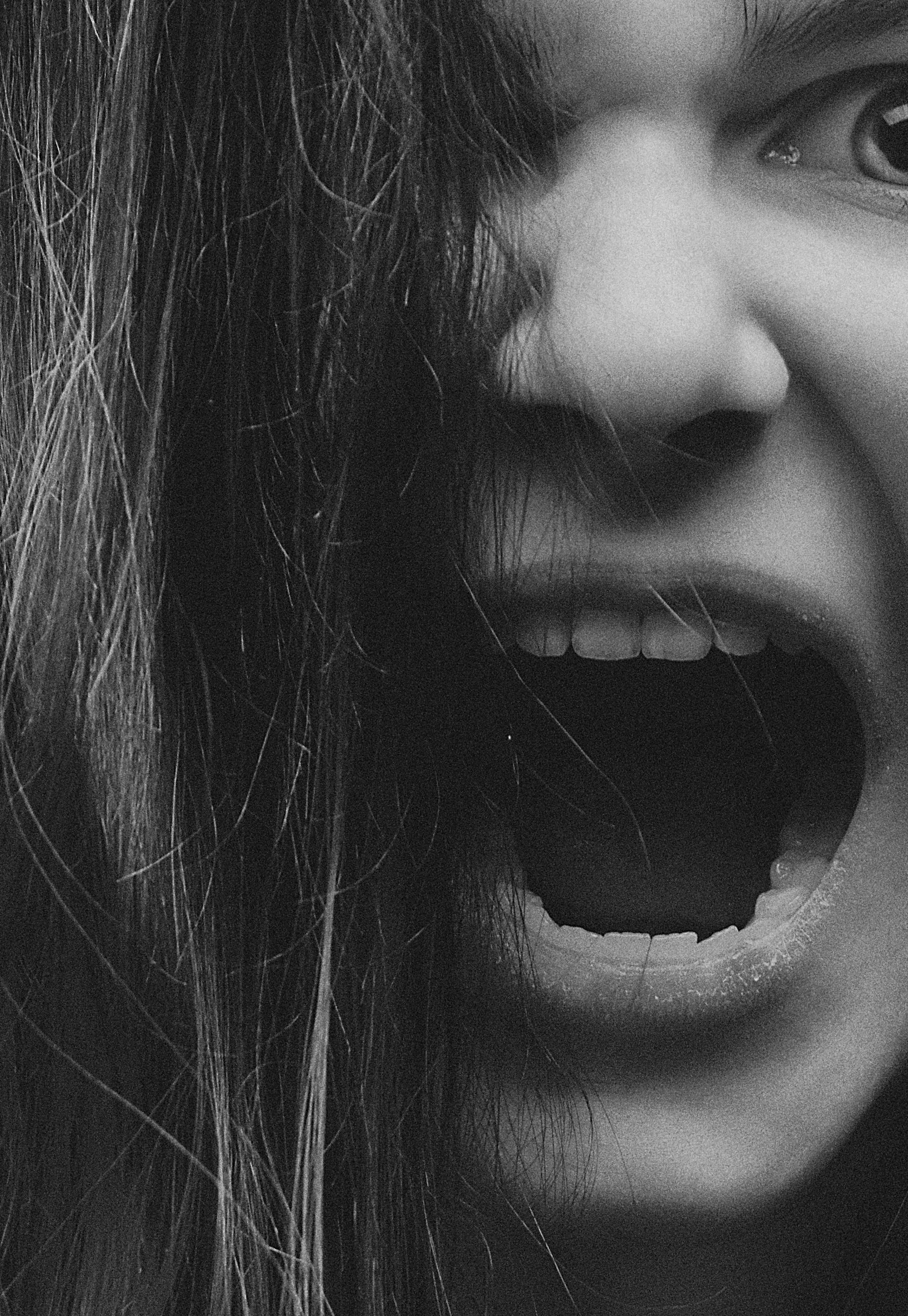 Ein Graustufenfoto einer wütenden Frau | Quelle: Pexels