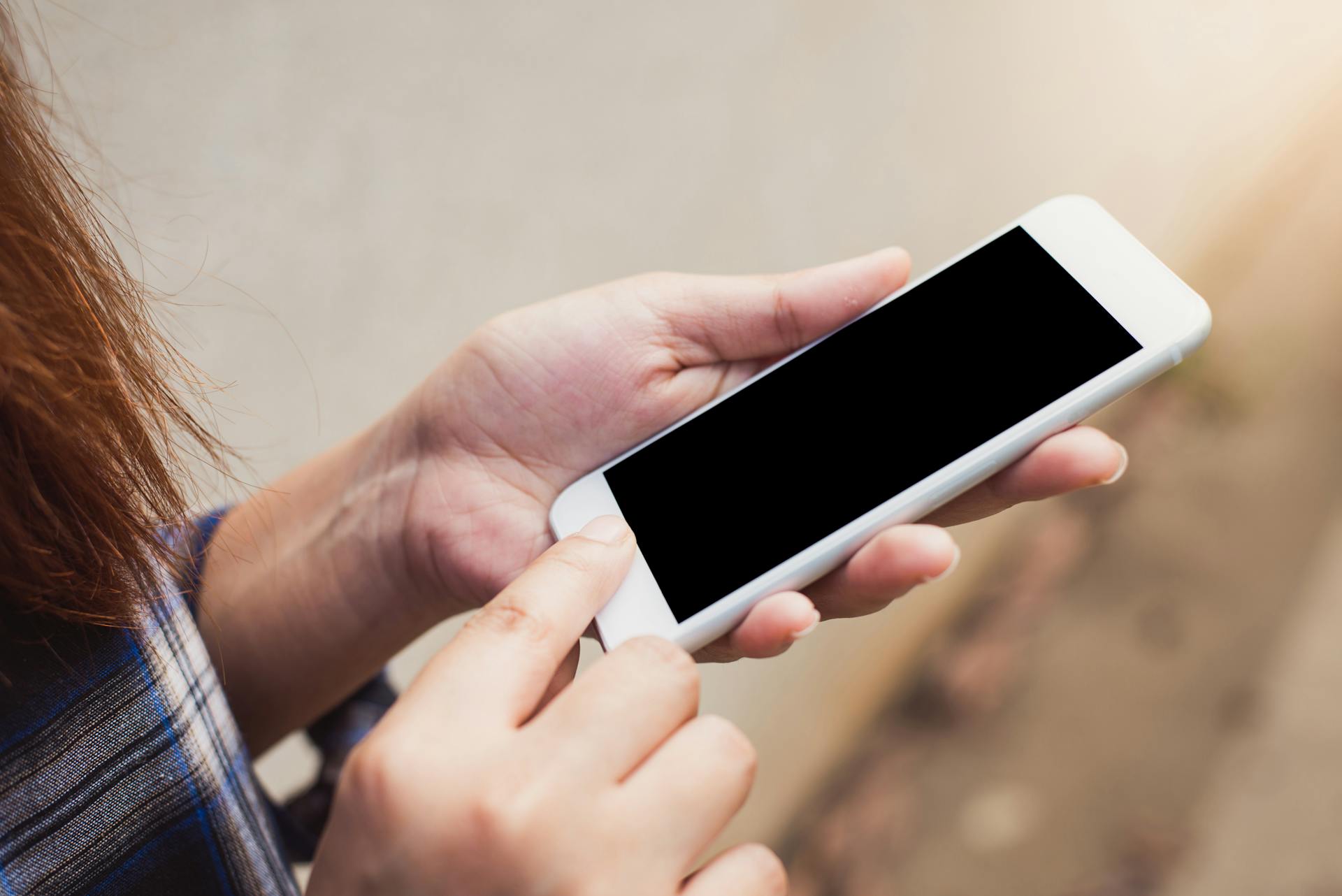 Eine Frau hält ihr Handy in der Hand | Quelle: Pexels