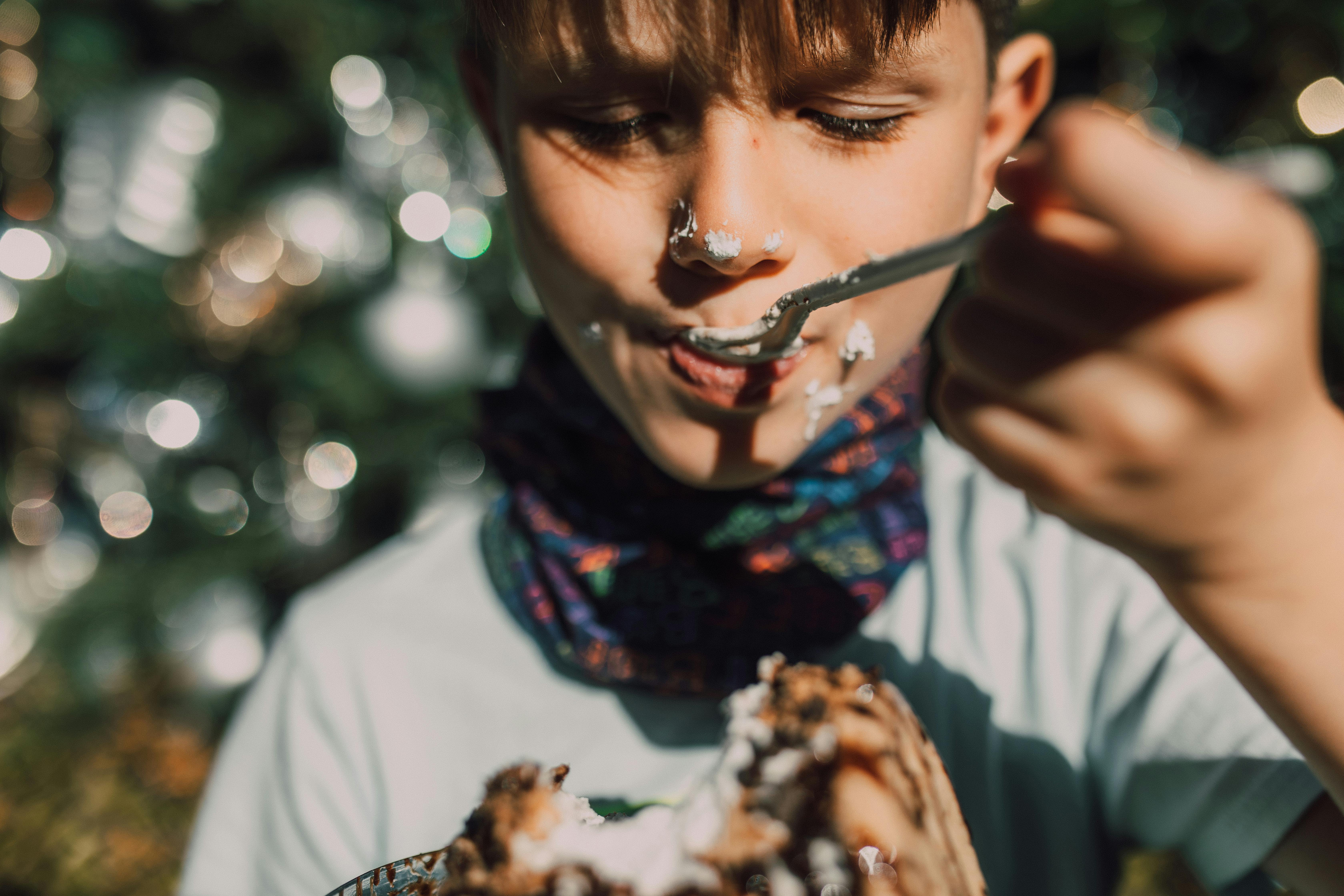Ein Kind isst Nachtisch | Quelle: Pexels