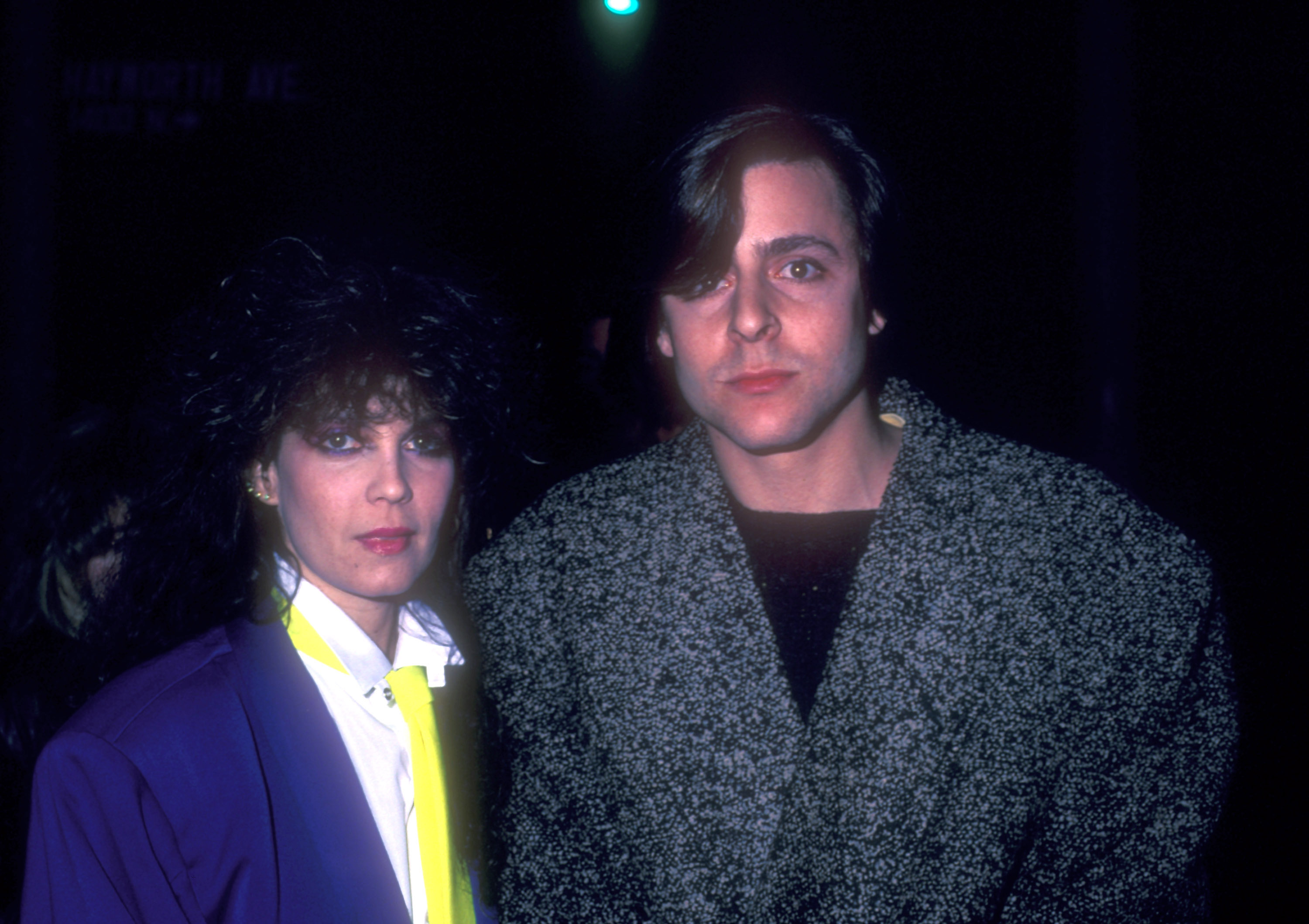 Er traf zusammen mit der Schmuckdesignerin Loree Rodkin bei der Directors Guild of America in Los Angeles zur mit Stars gespickten Premiere von 1985 ein, die seine Karriere auf der großen Leinwand offiziell einläutete. | Quelle: Getty Images