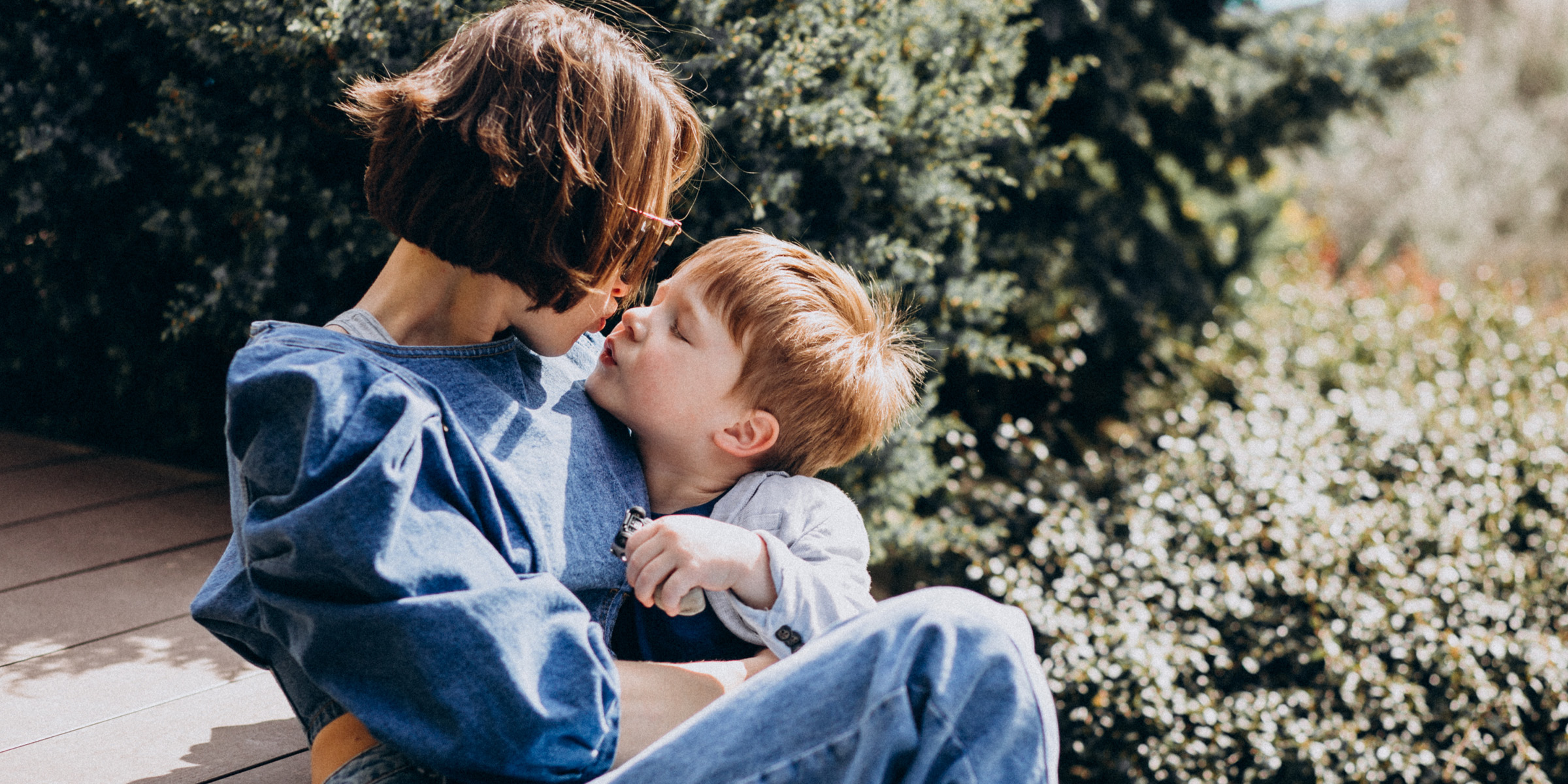 Eine Frau mit ihrem Sohn | Quelle: Freepik