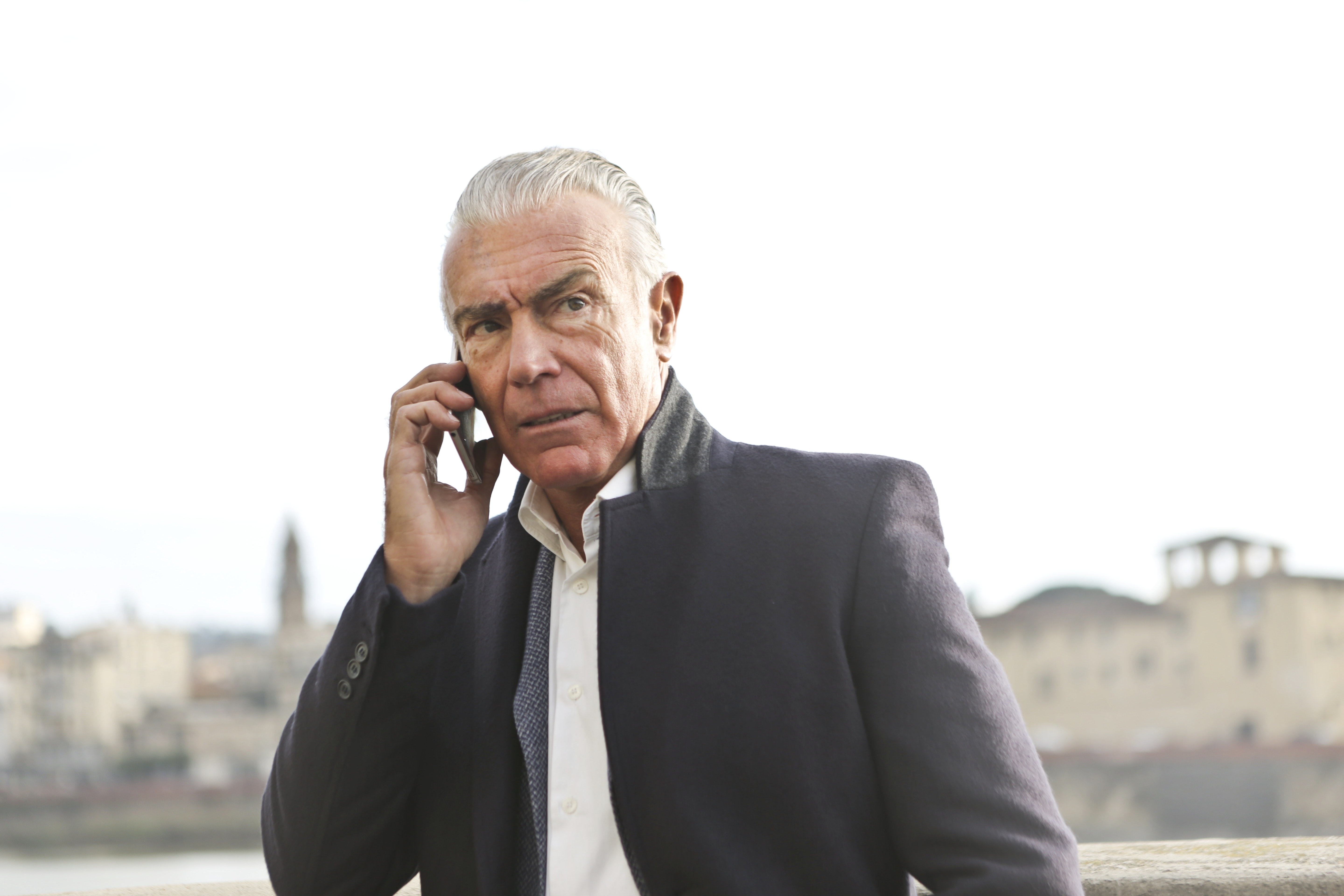 Ein frustrierter älterer Mann bei einem Telefongespräch | Quelle: Pexels