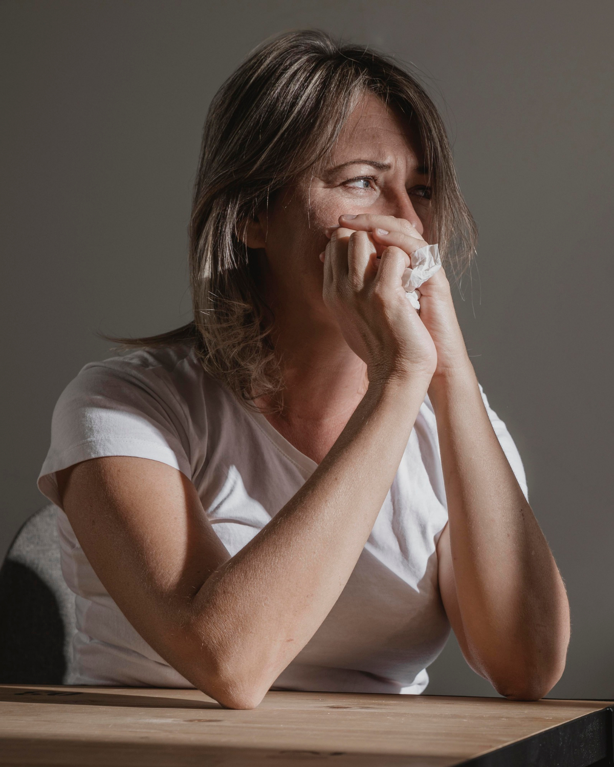 Eine depressive, in Gedanken versunkene Frau | Quelle: Freepik