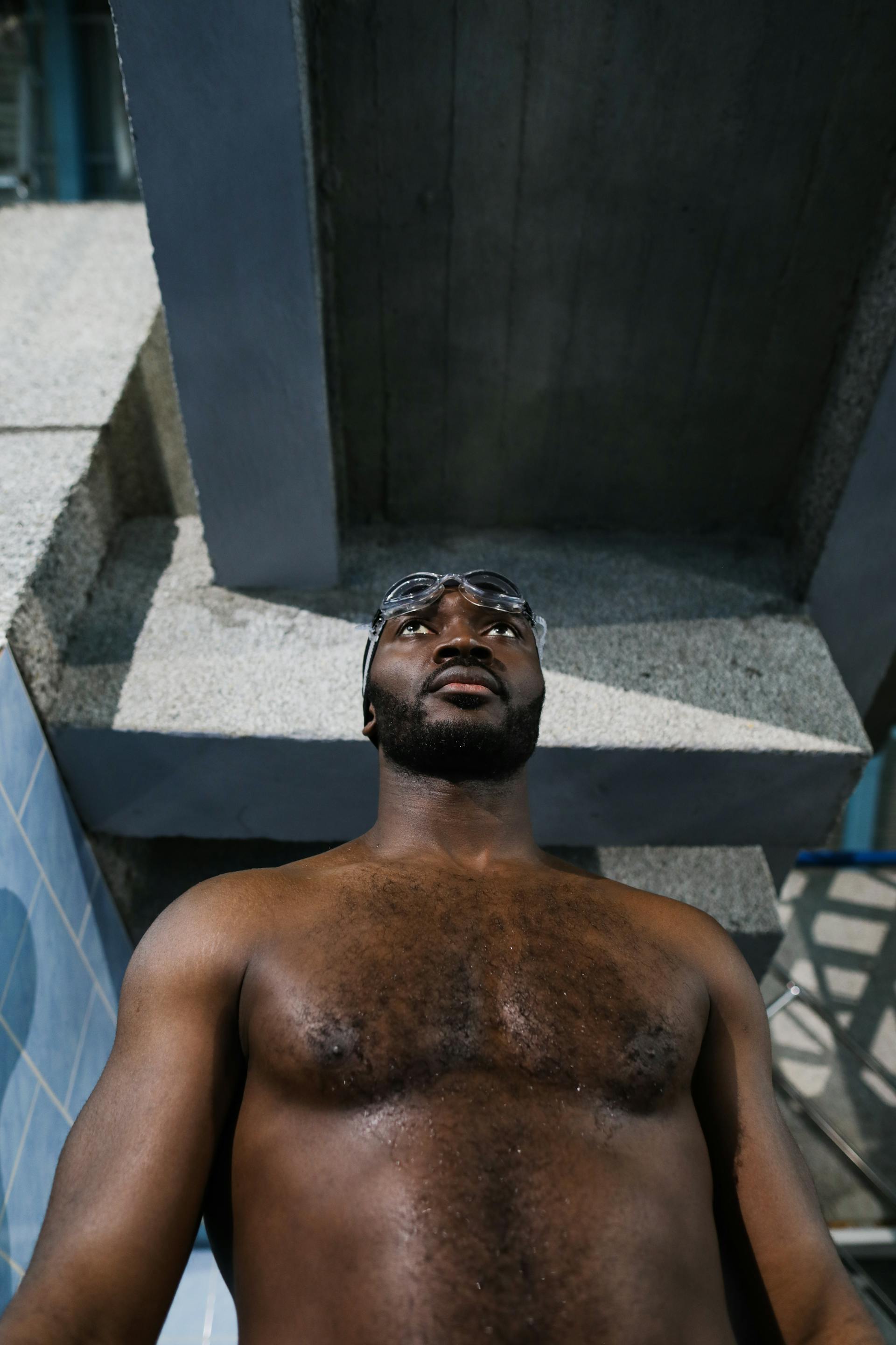 Ein Mann an einem Pool, der jemanden anstarrt | Quelle: Pexels