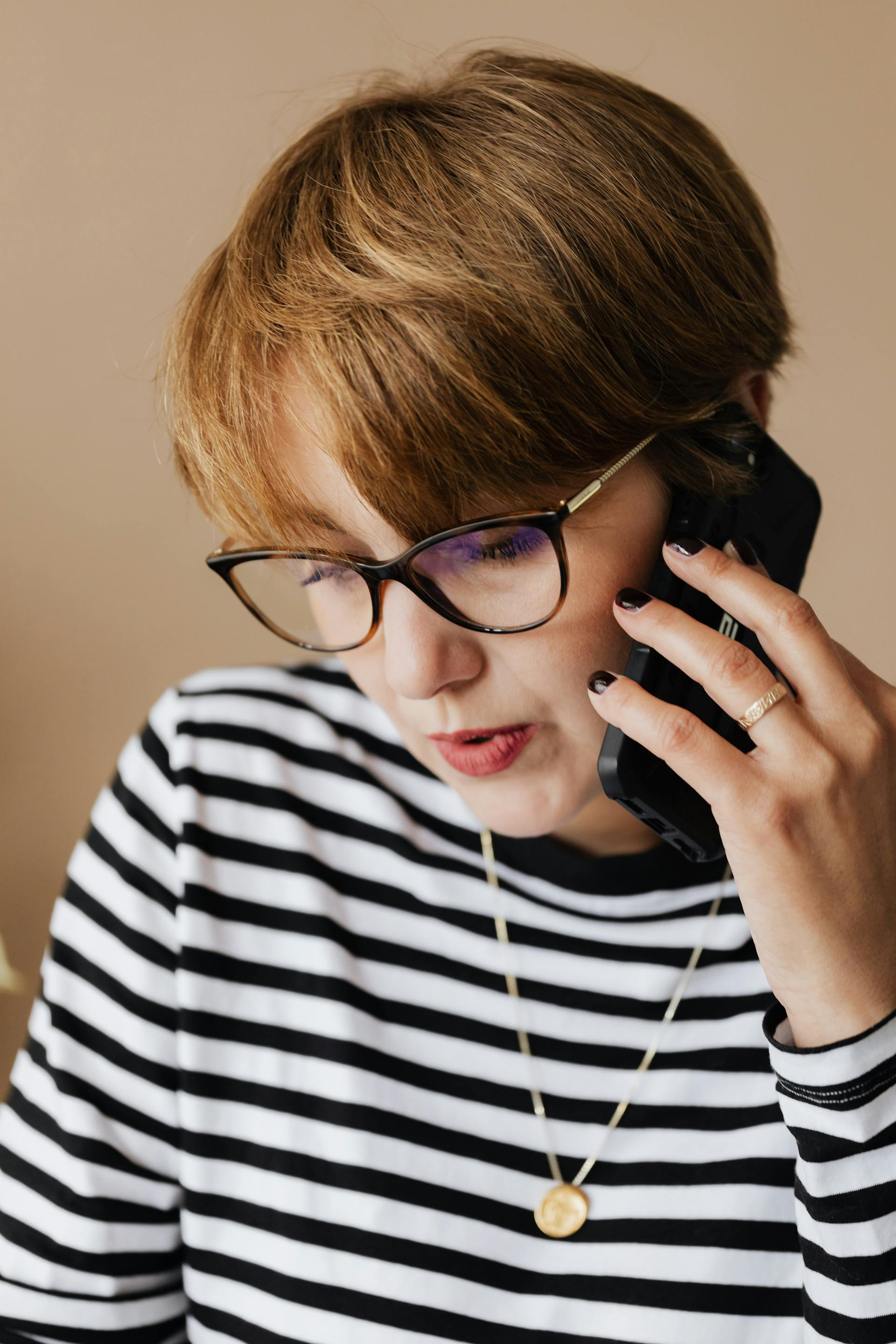 Eine Frau, die in ihr Telefon spricht | Quelle: Pexels