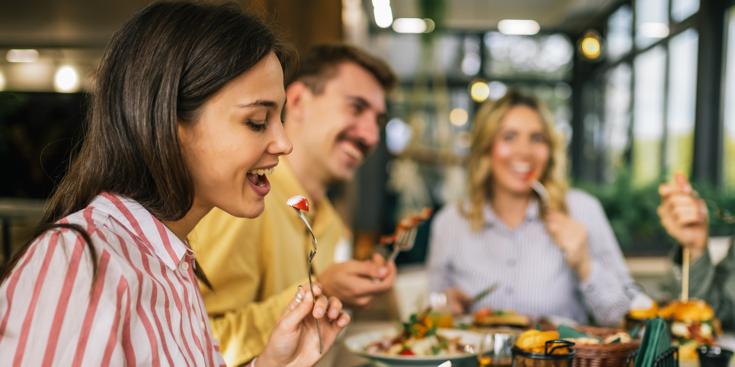 Menschen, die in einem Restaurant sitzen | Quelle: Shutterstock