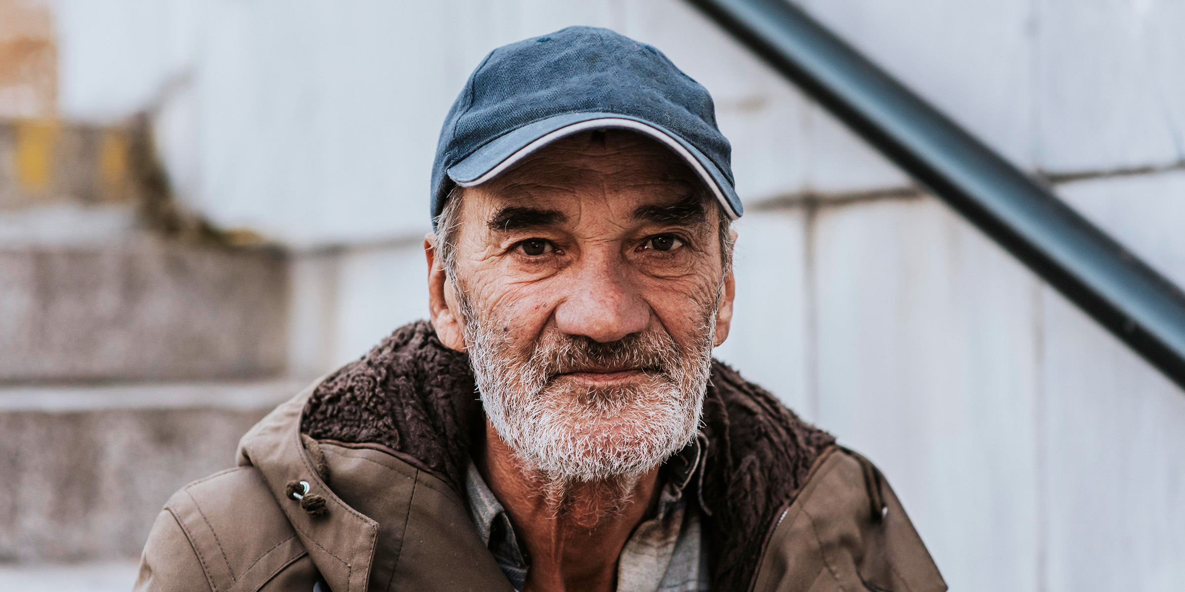 Ein älterer Mann, der bescheiden aussieht | Quelle: Freepik