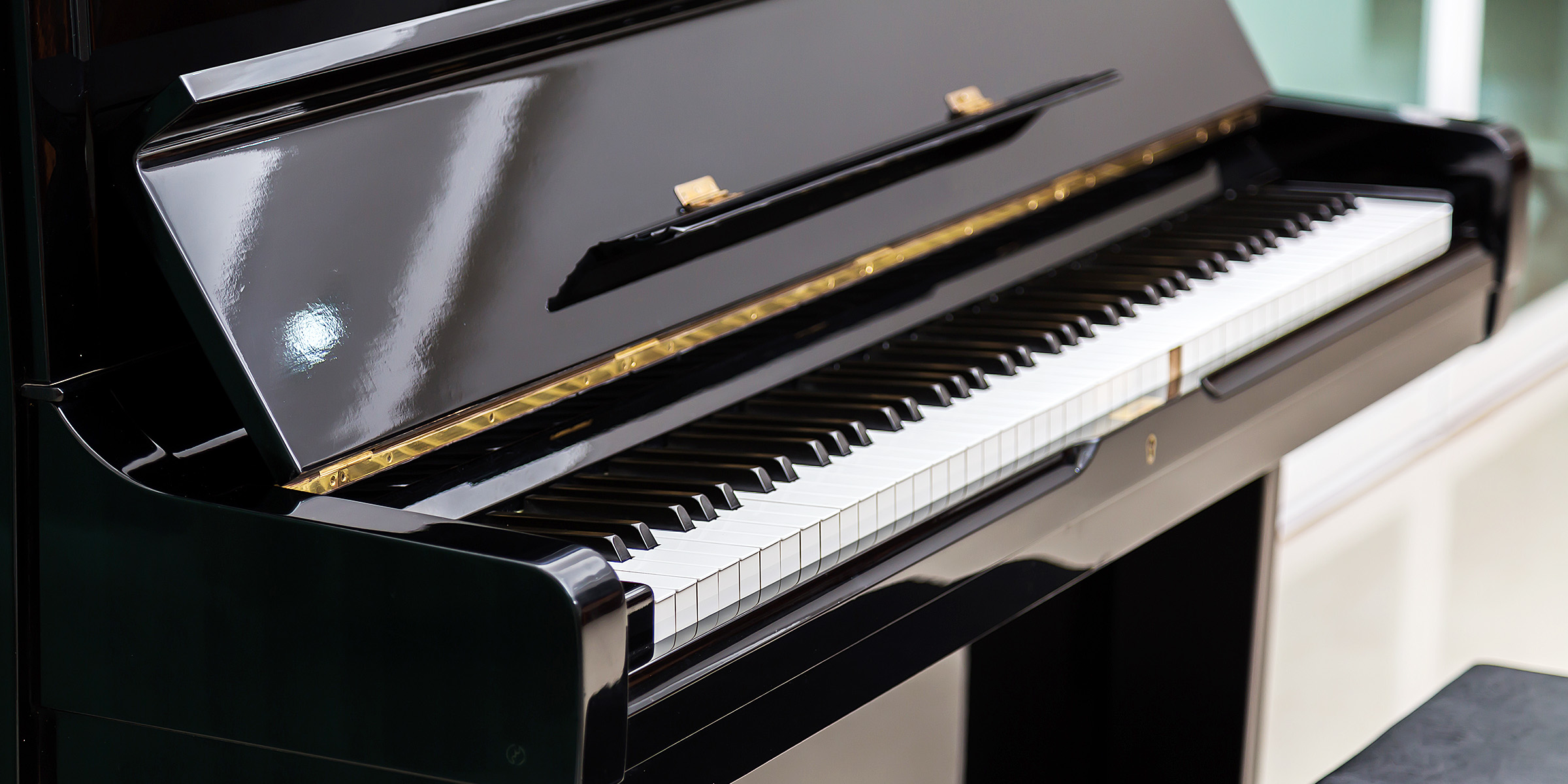 Ein schwarzes Klavier | Quelle: Freepik