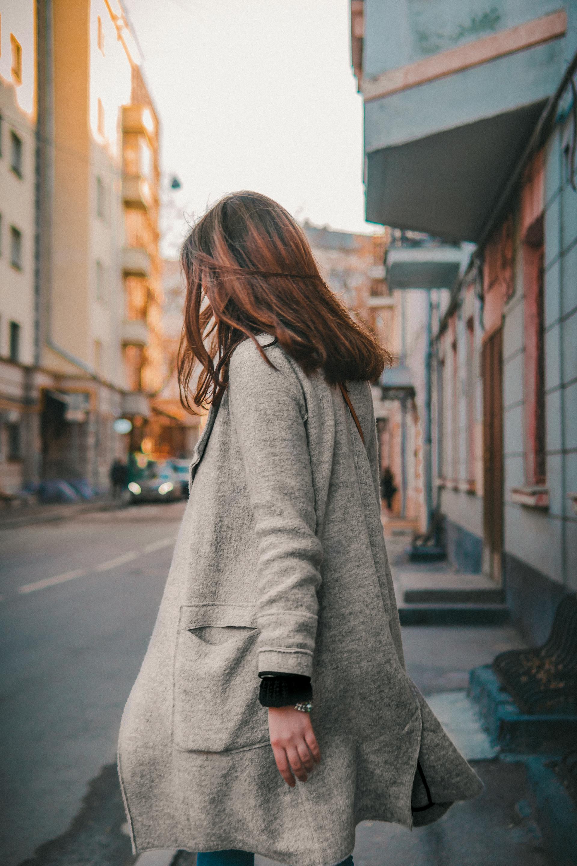 Eine Frau in einem grauen Mantel, die weggeht | Quelle: Pexels