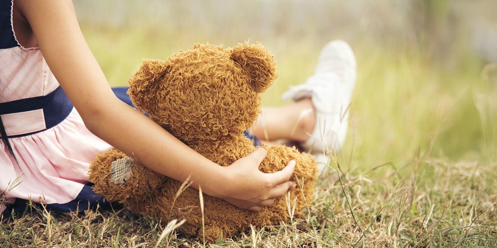 Ein Mädchen mit einem Teddybär | Quelle: Shutterstock