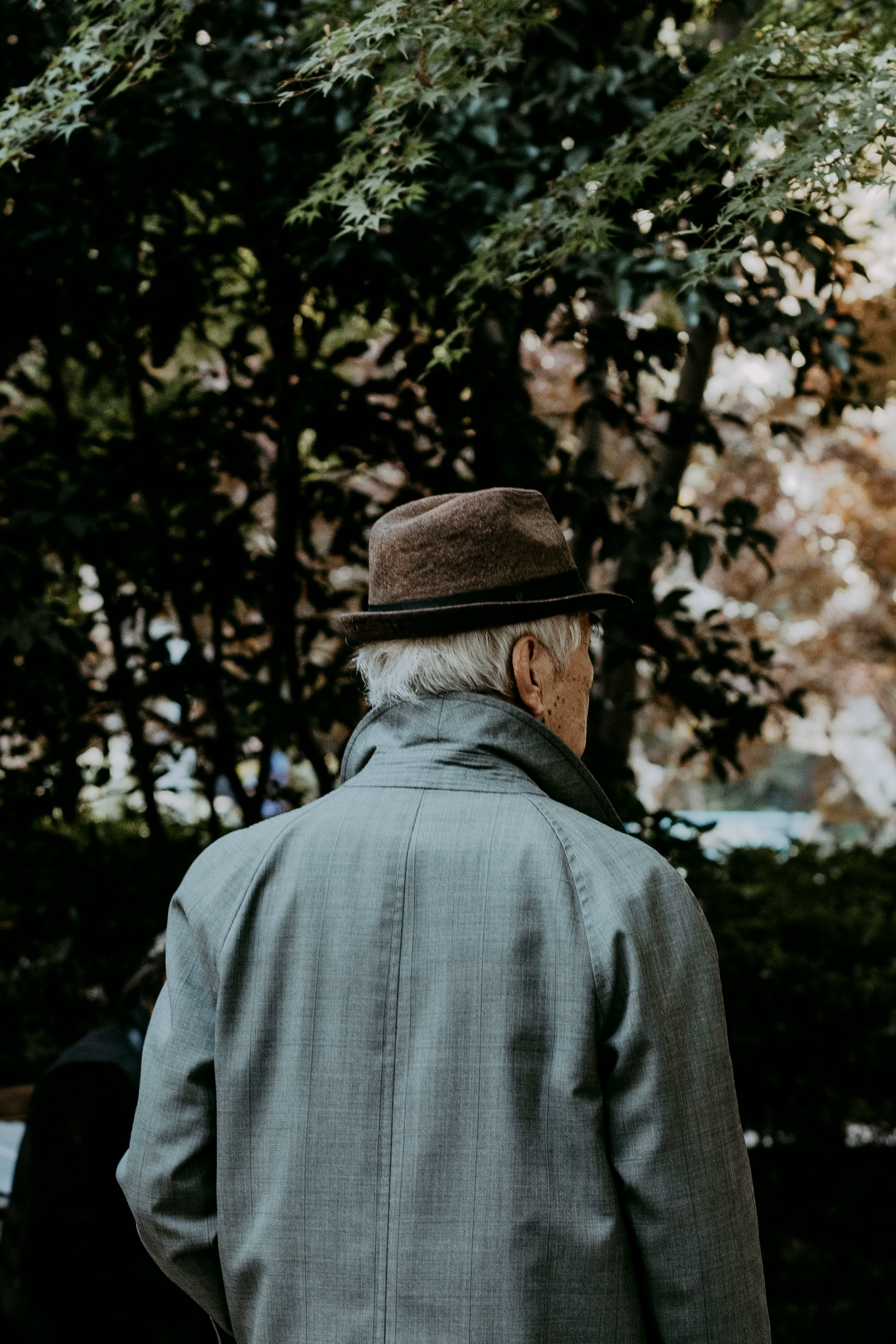 Alter Mann im Freien | Quelle: Unsplash