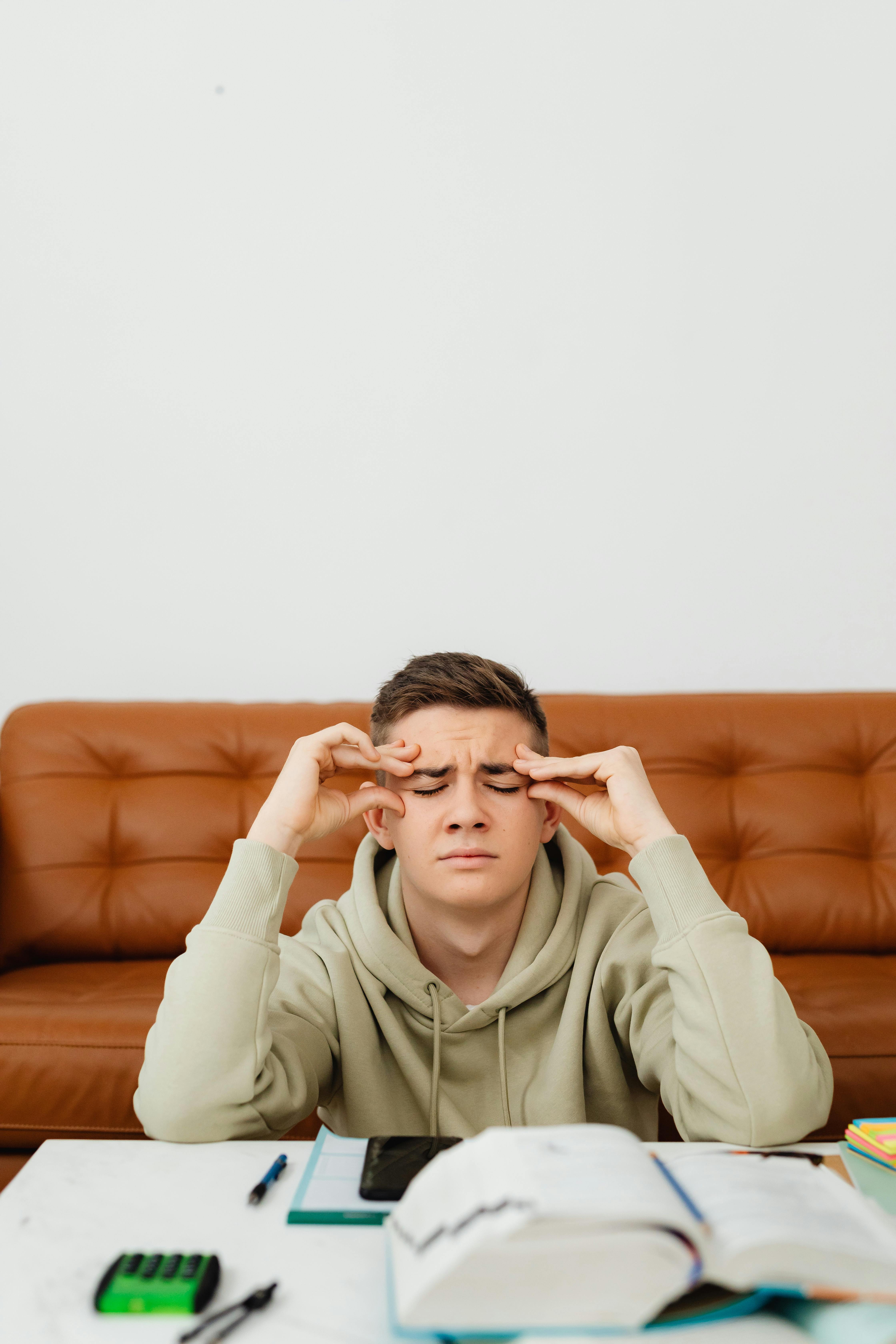 Junge mit Händen auf dem Kopf | Quelle: Pexels