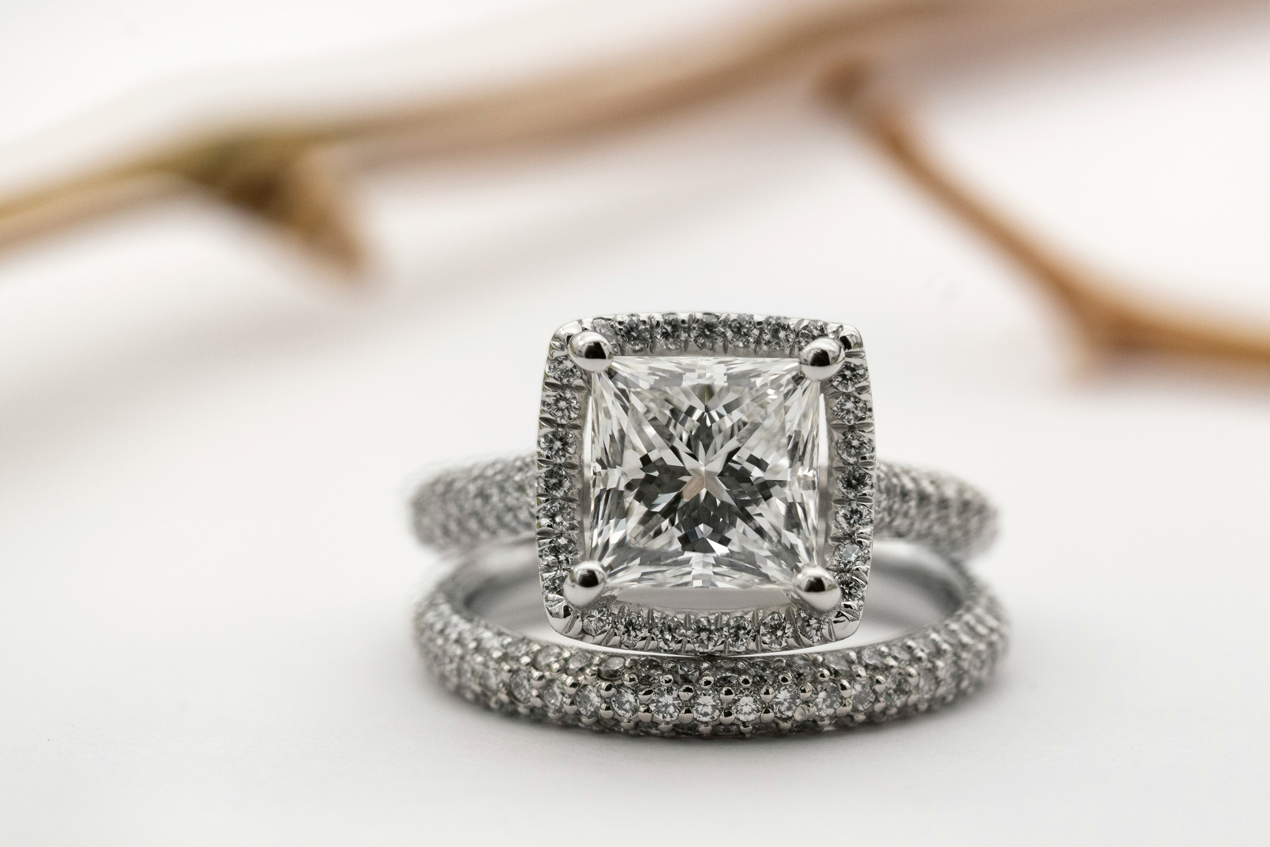 Diamantringe in der Auslage | Quelle: Unsplash