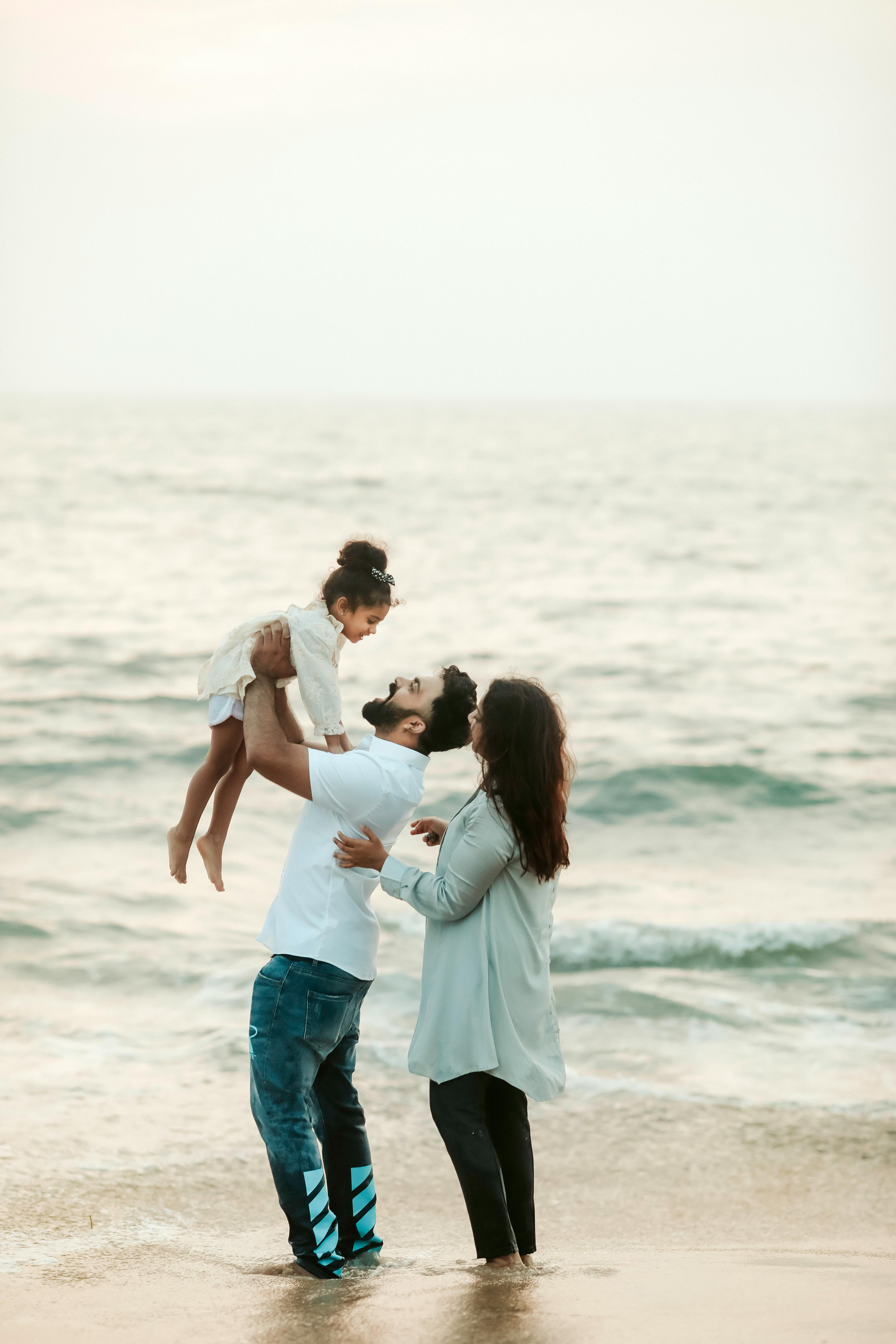 Ein Paar und seine Tochter am Strand | Quelle: Pexels