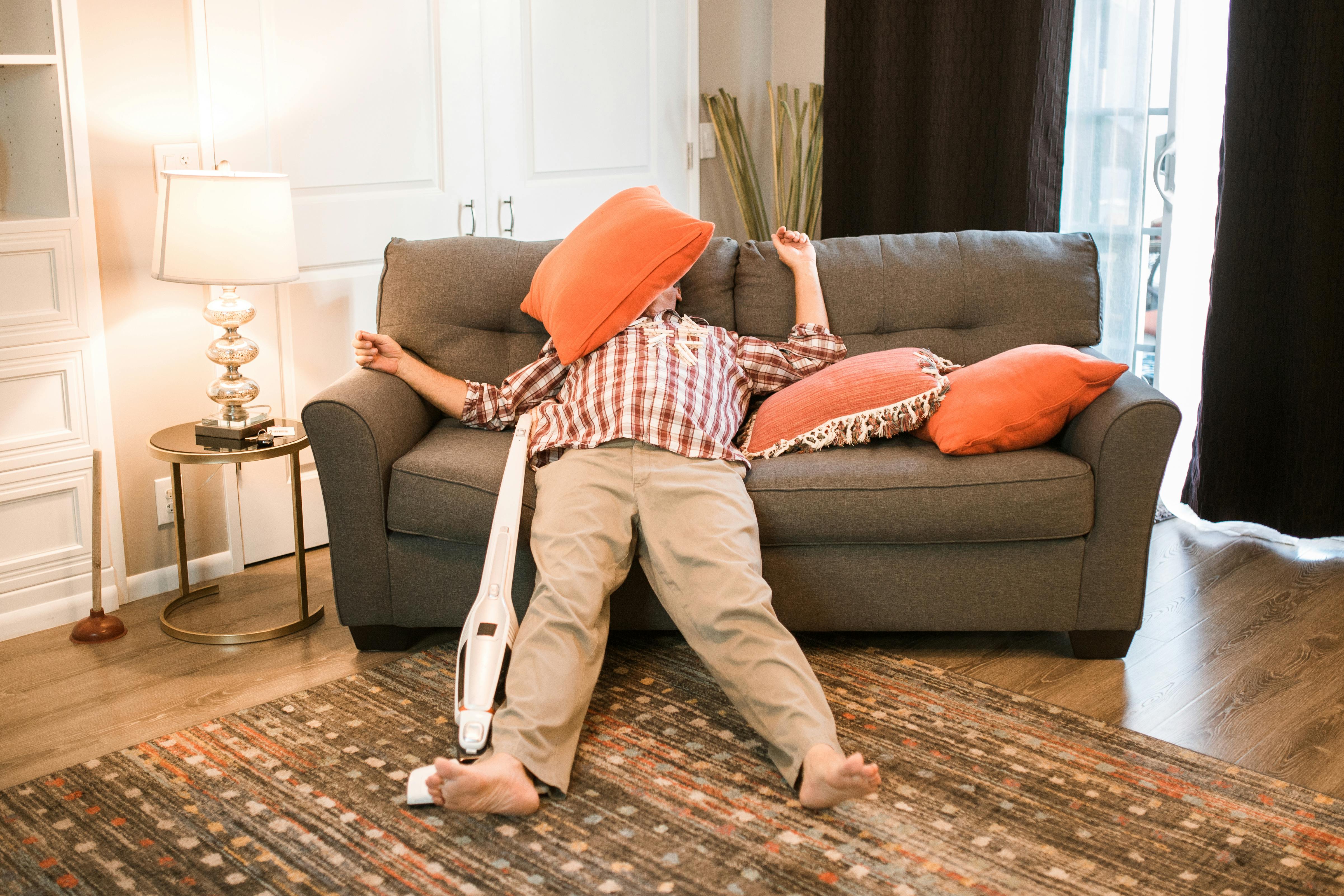 Müder Mann liegt auf einer Couch | Quelle: Pexels