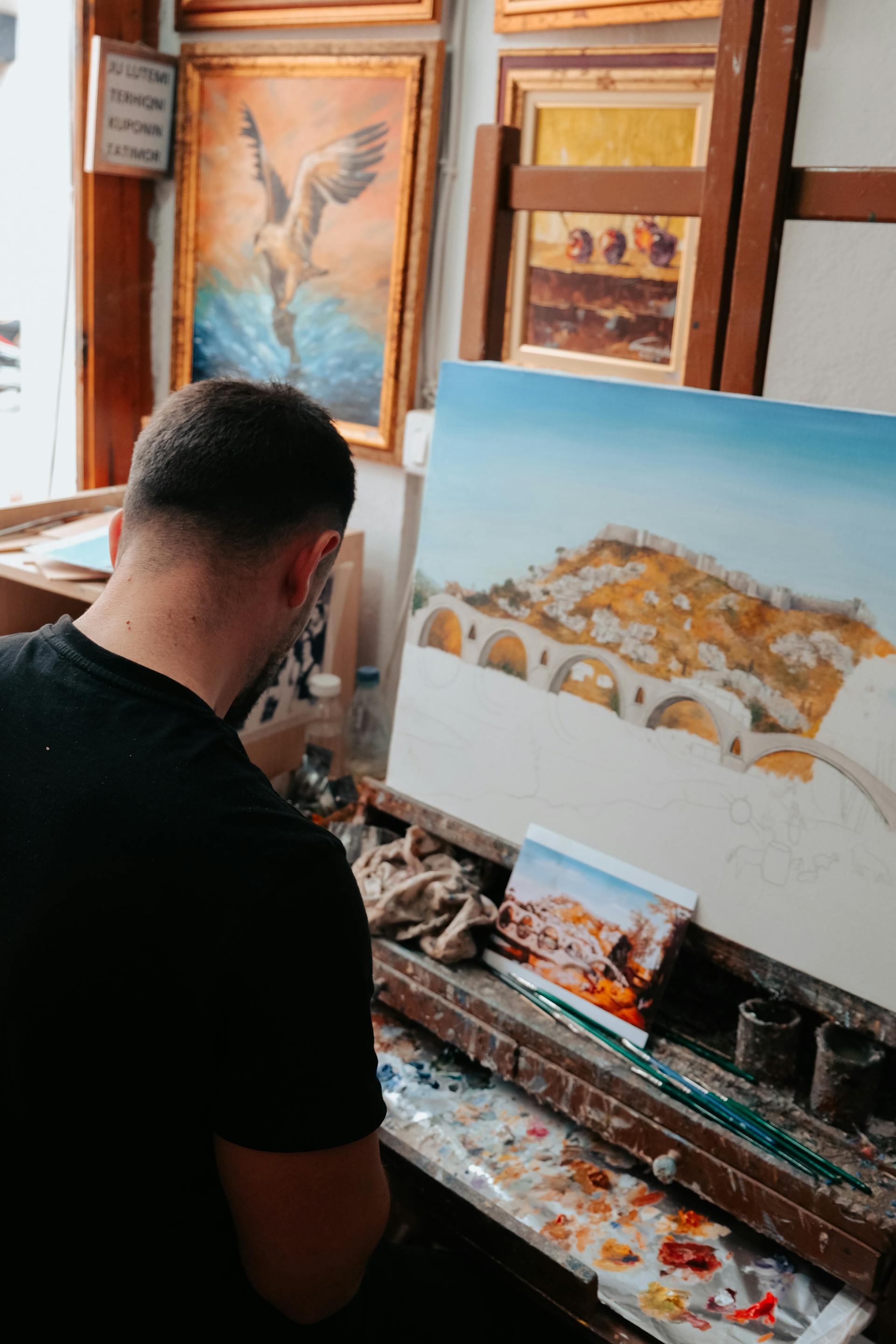 Ein Mann malt auf einer Leinwand | Quelle: Pexels