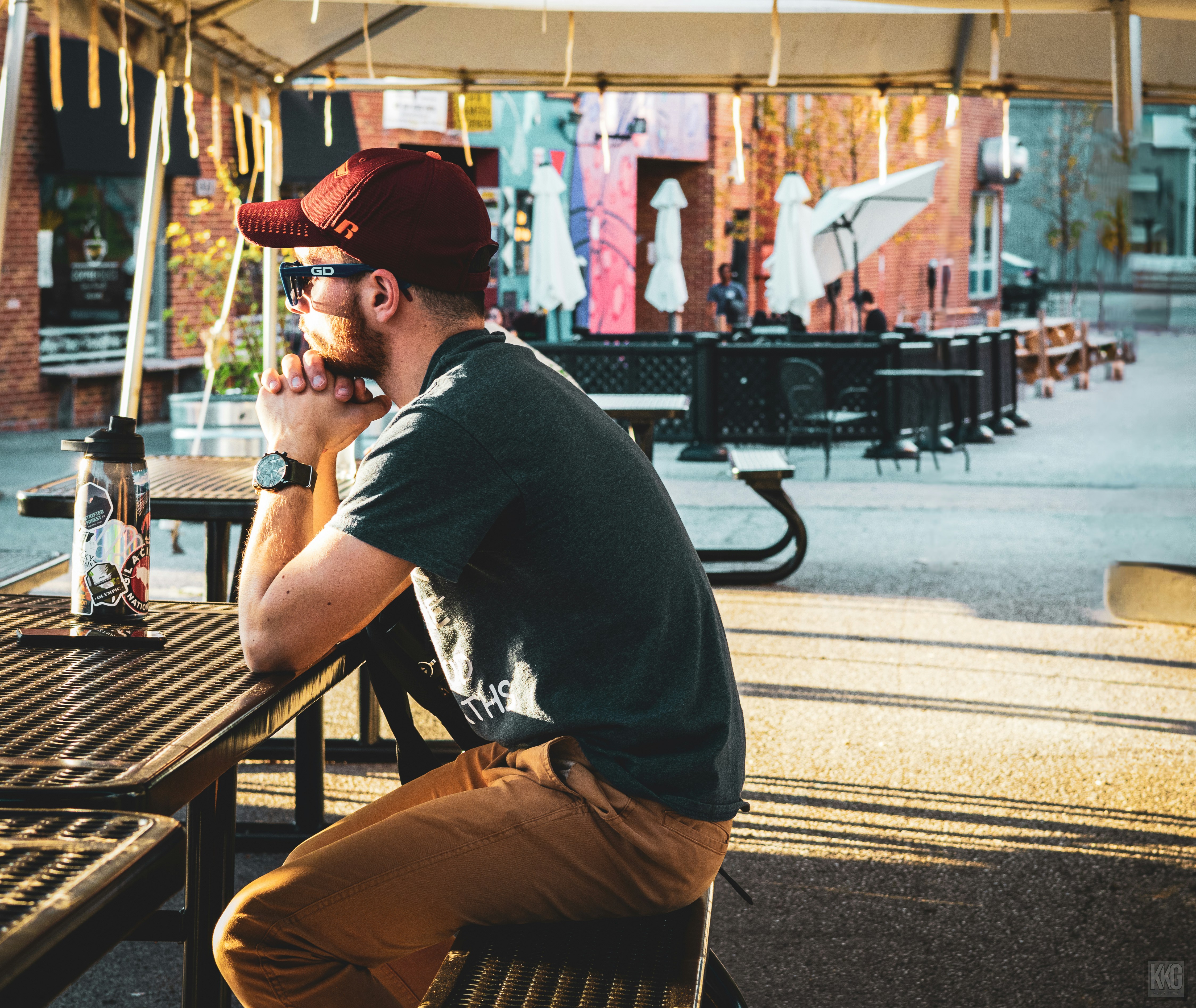 Ein Mann, der alleine sitzt | Quelle: Unsplash
