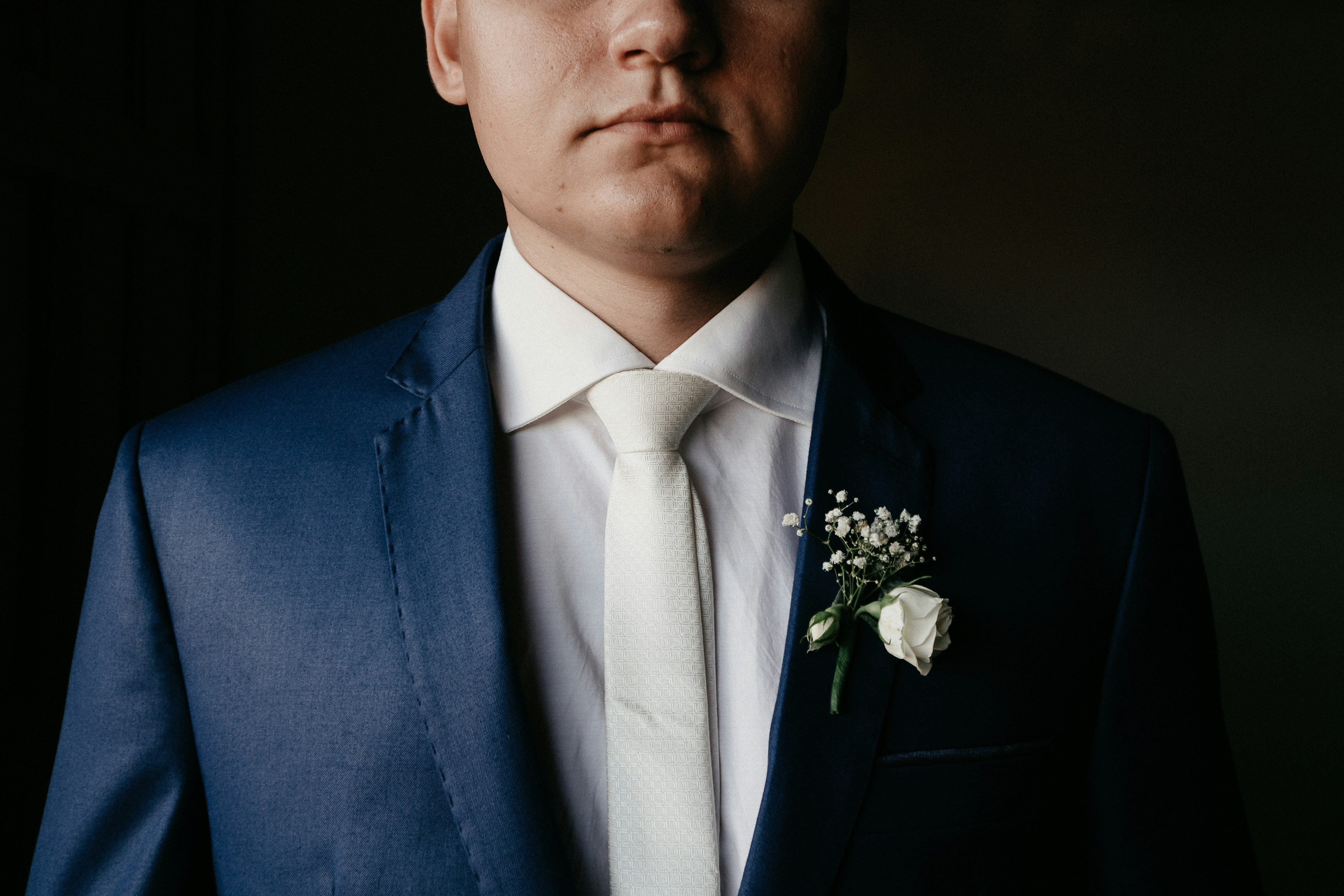 Ein Mann in einem blauen Anzug | Quelle: Unsplash
