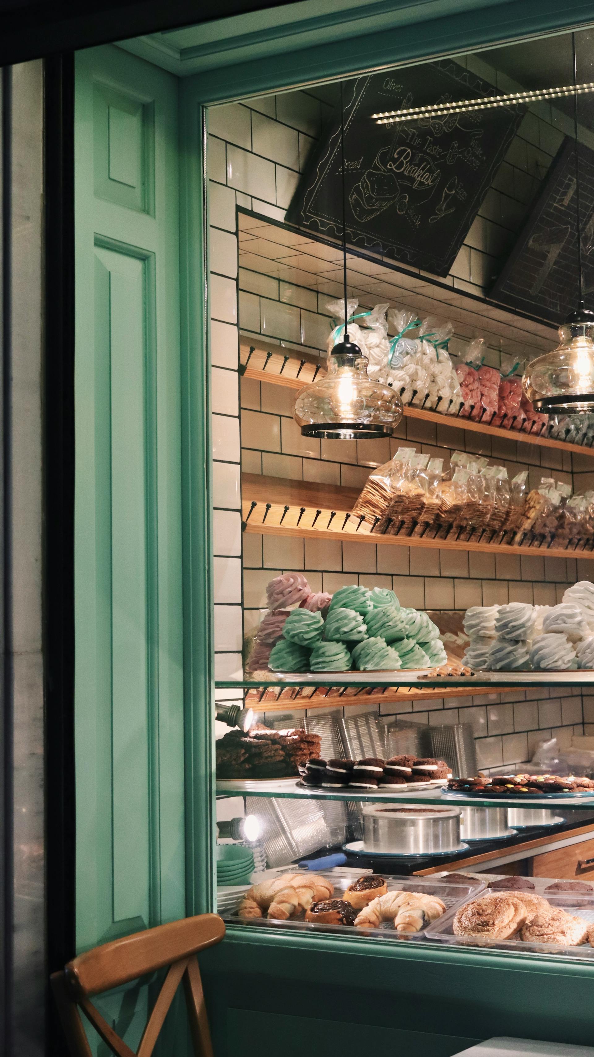 Ausgestellte Lebensmittel hinter einem Bäckereifenster | Quelle: Pexels