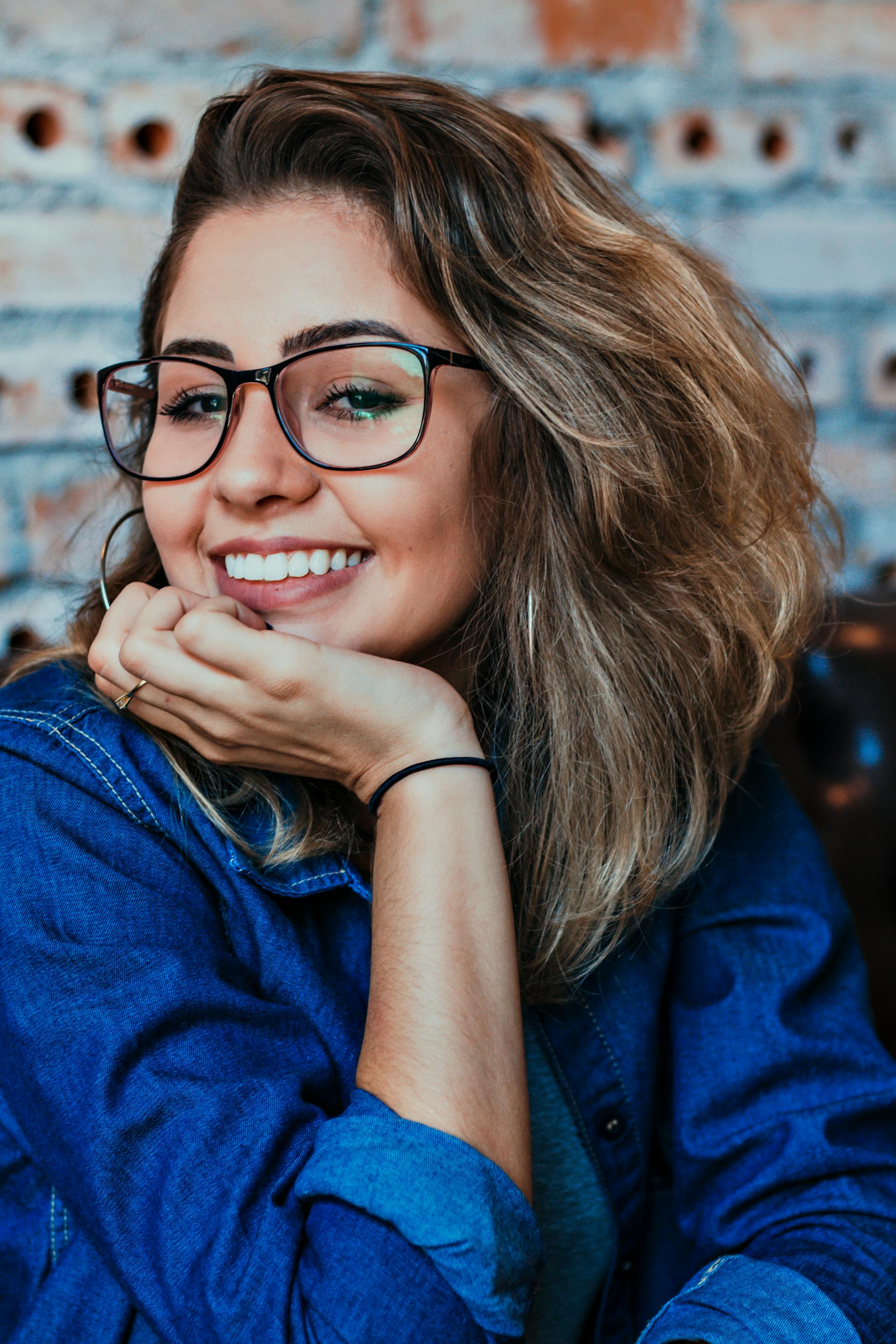 Eine Frau, die jemanden anlächelt | Quelle: Pexels