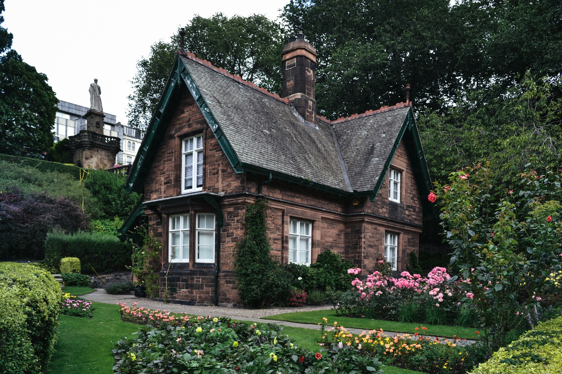 Ein Haus eingebettet in eine wunderschöne Landschaft | Quelle: Unsplash