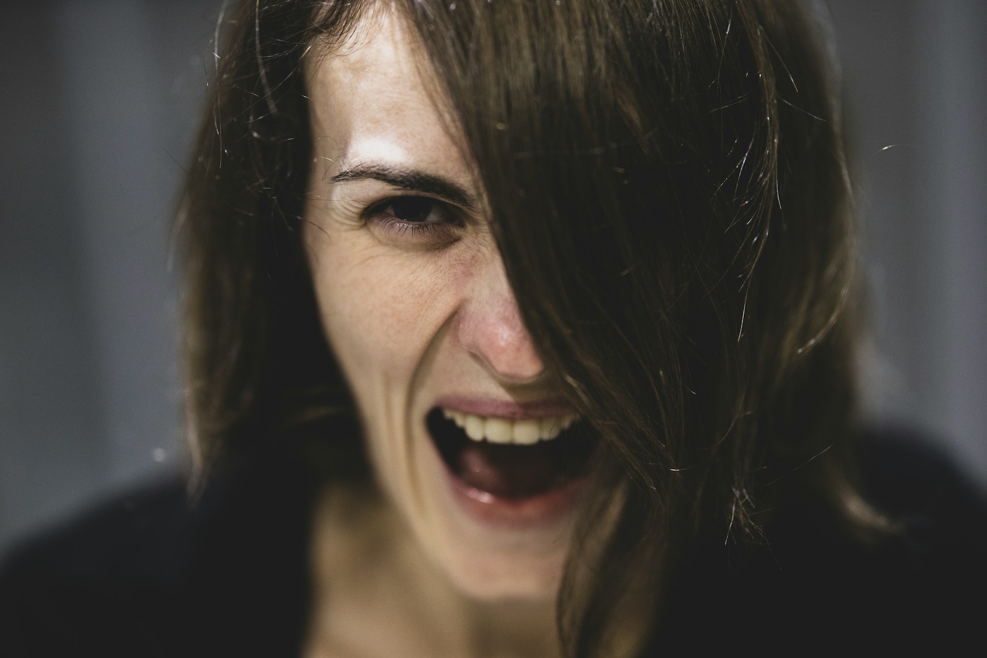 Eine Frau, die streng spricht | Quelle: Unsplash