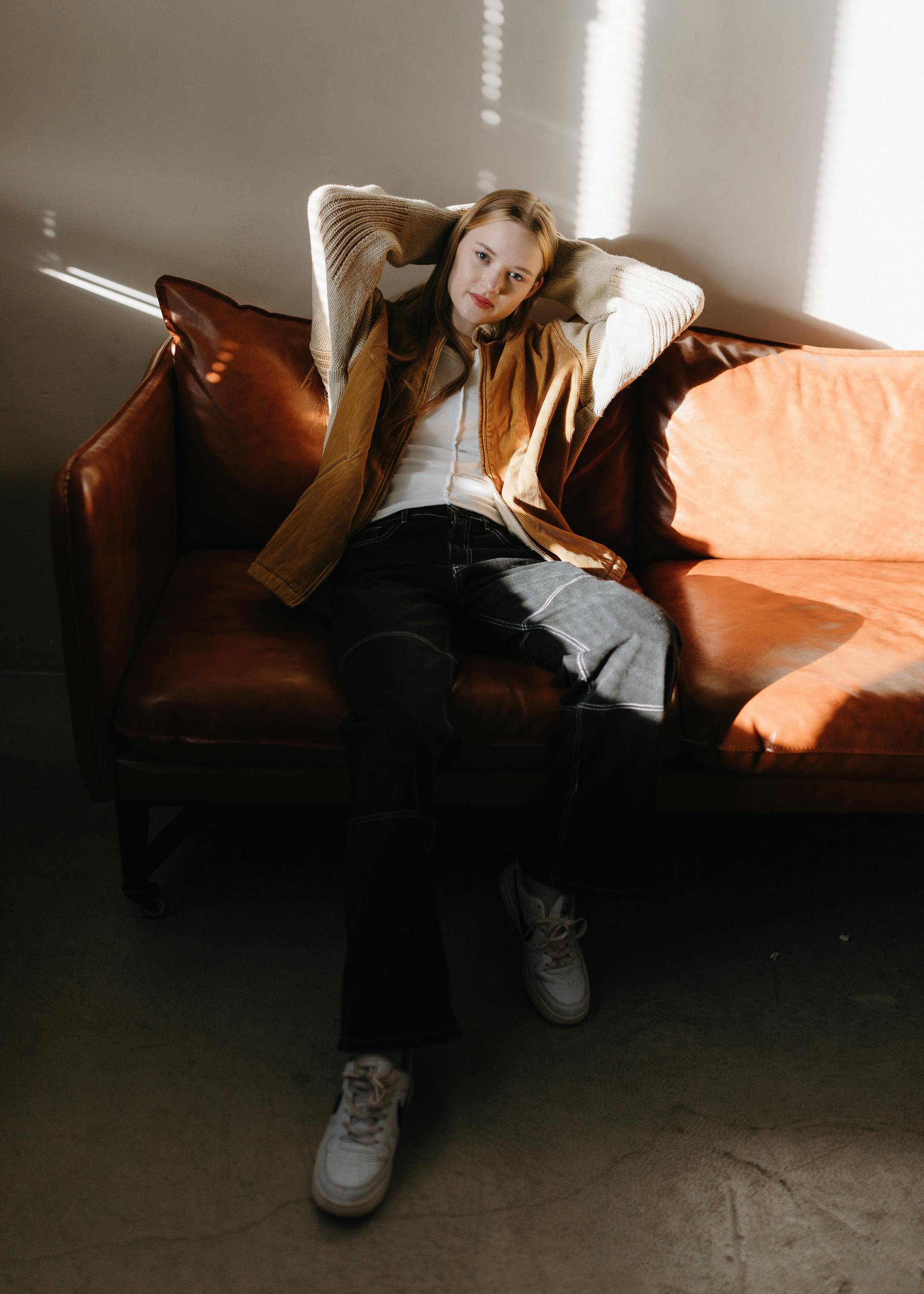 Ein Teenager-Mädchen auf einer Couch | Quelle: Pexels