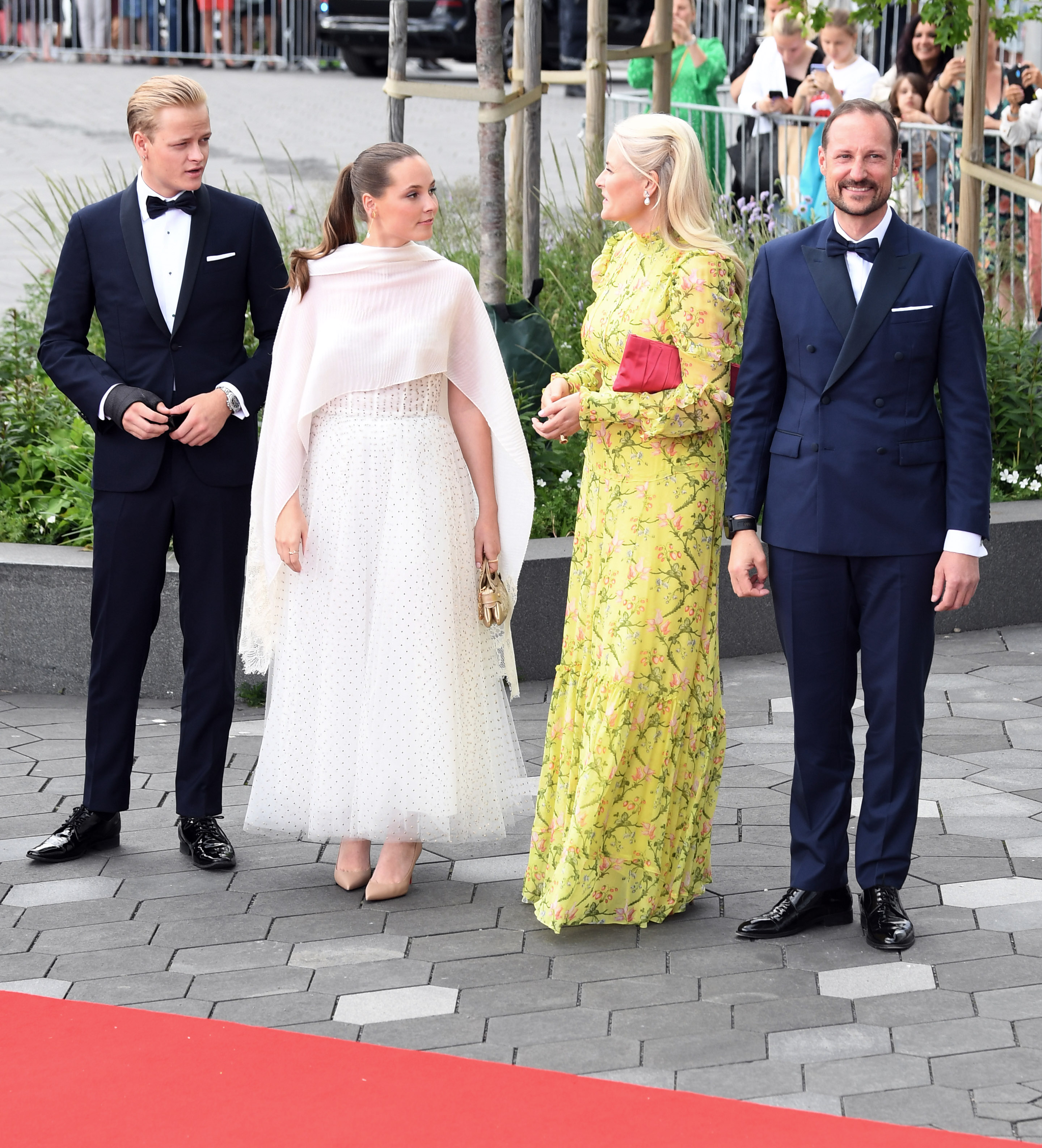 Prinzessin Ingrid Alexandra, Marius Borg Hoiby, Kronprinz Haakon und Kronprinzessin Mette-Marit nehmen am 16. Juni 2022 in Oslo an den Feierlichkeiten zum offiziellen Geburtstag von Prinzessin Ingrid Alexandra im Deichman Museum teil | Quelle: Getty Images