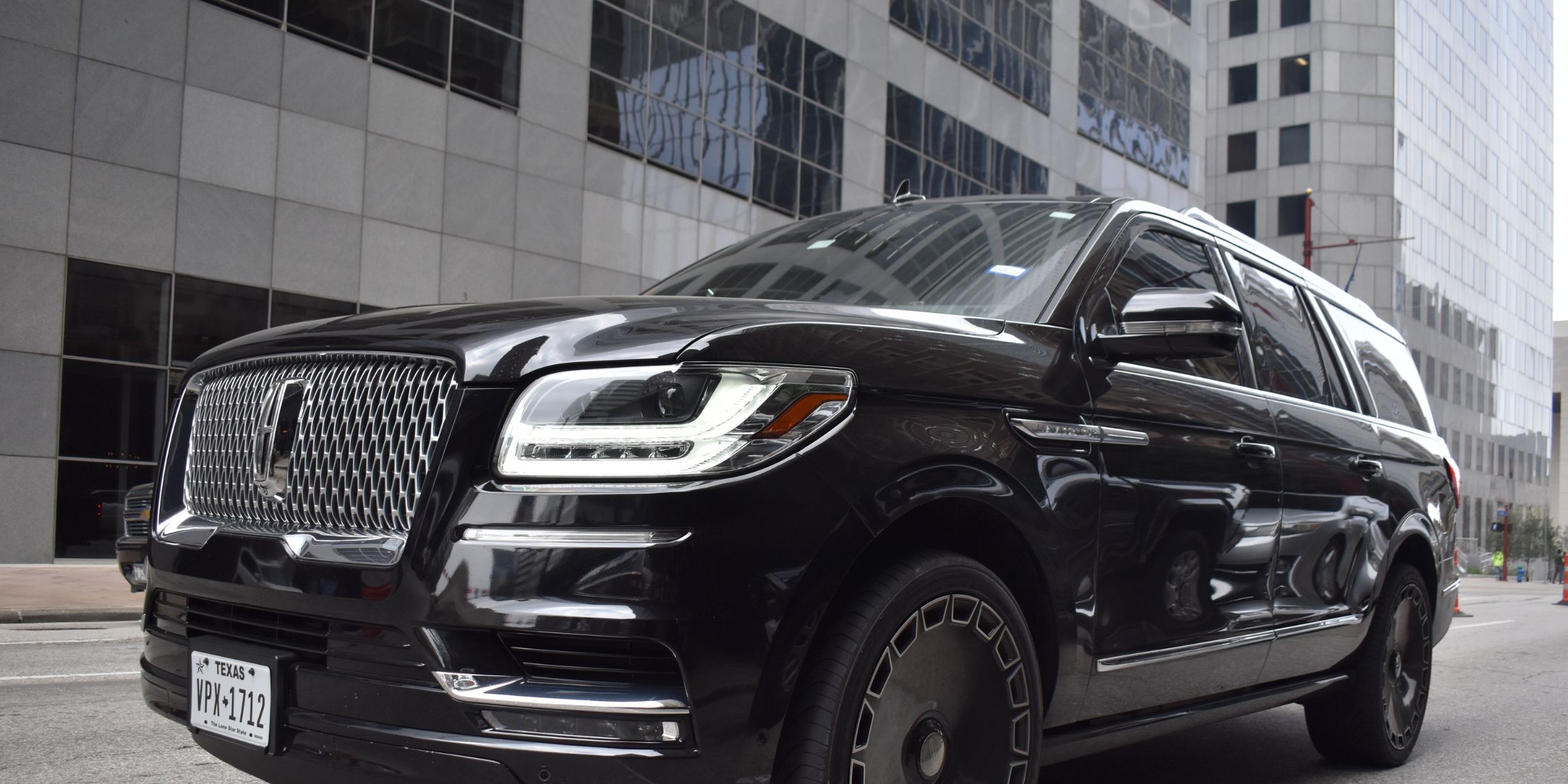 Ein schwarzer SUV | Quelle: Shutterstock