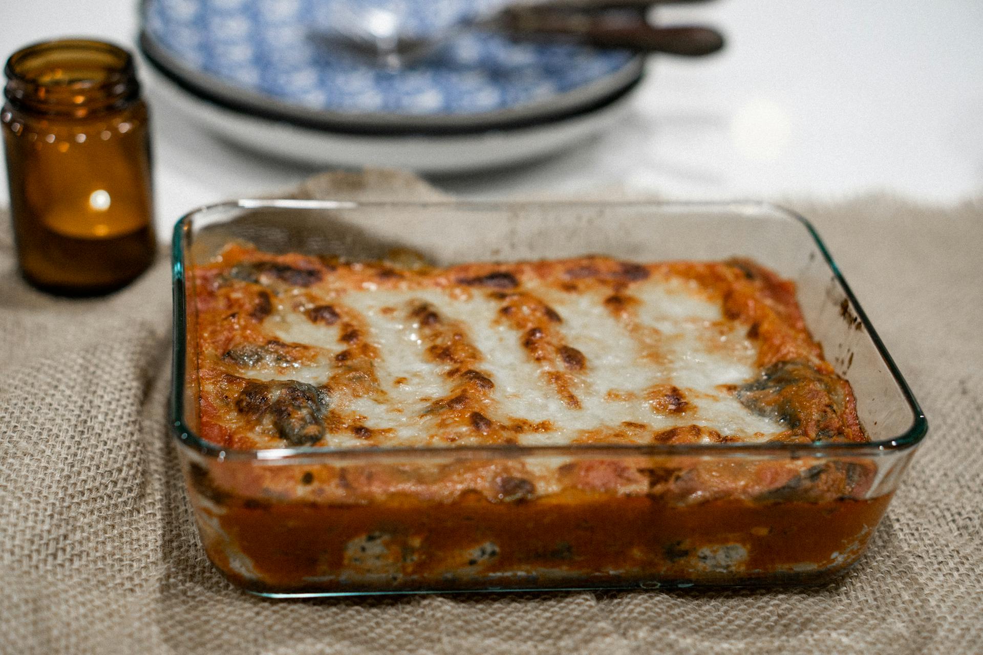 Lasagne, serviert in einer Glasform | Quelle: Pexels