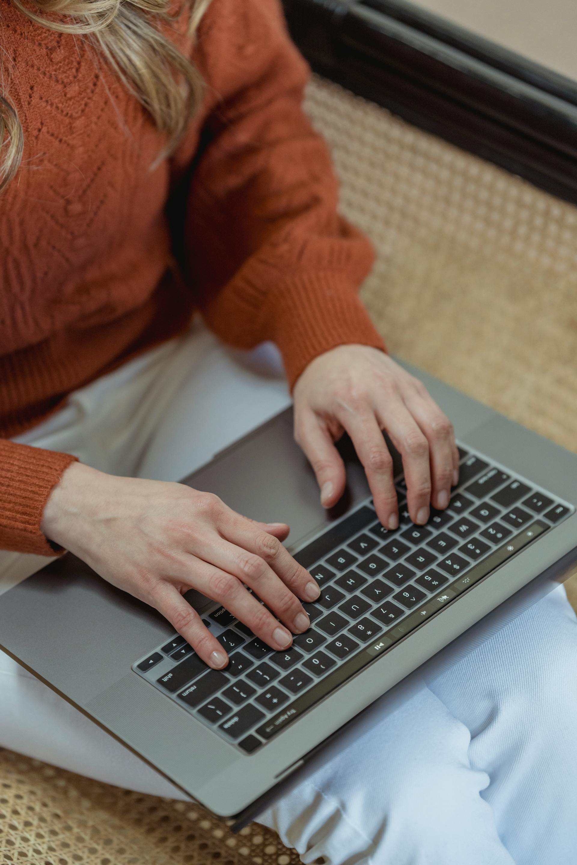 Eine Frau benutzt ihren Laptop | Quelle: Pexels