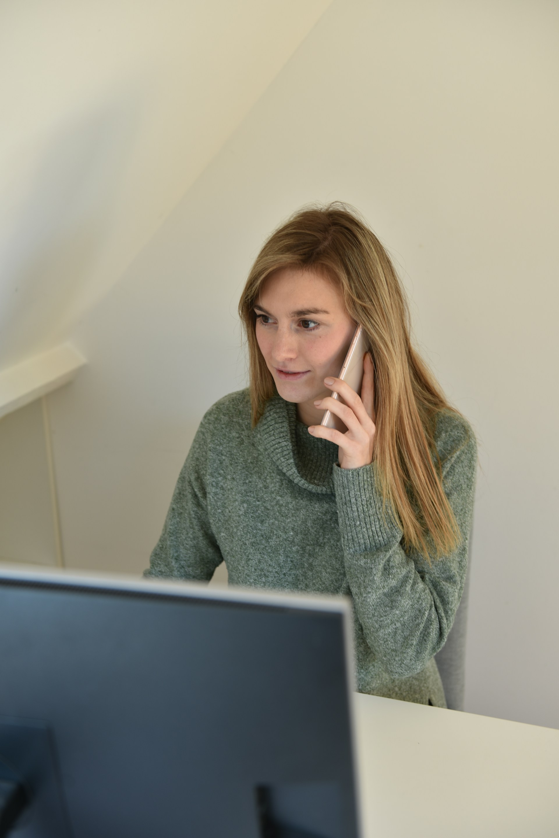 Eine Frau lächelt während eines Telefonats | Quelle: Unsplash